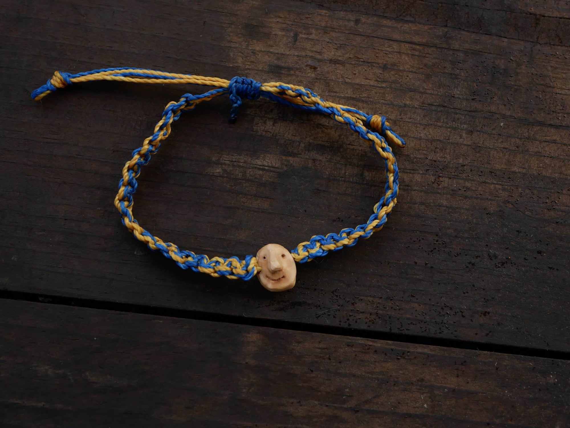 Armband Wichtel aus Baumperle und Makramee