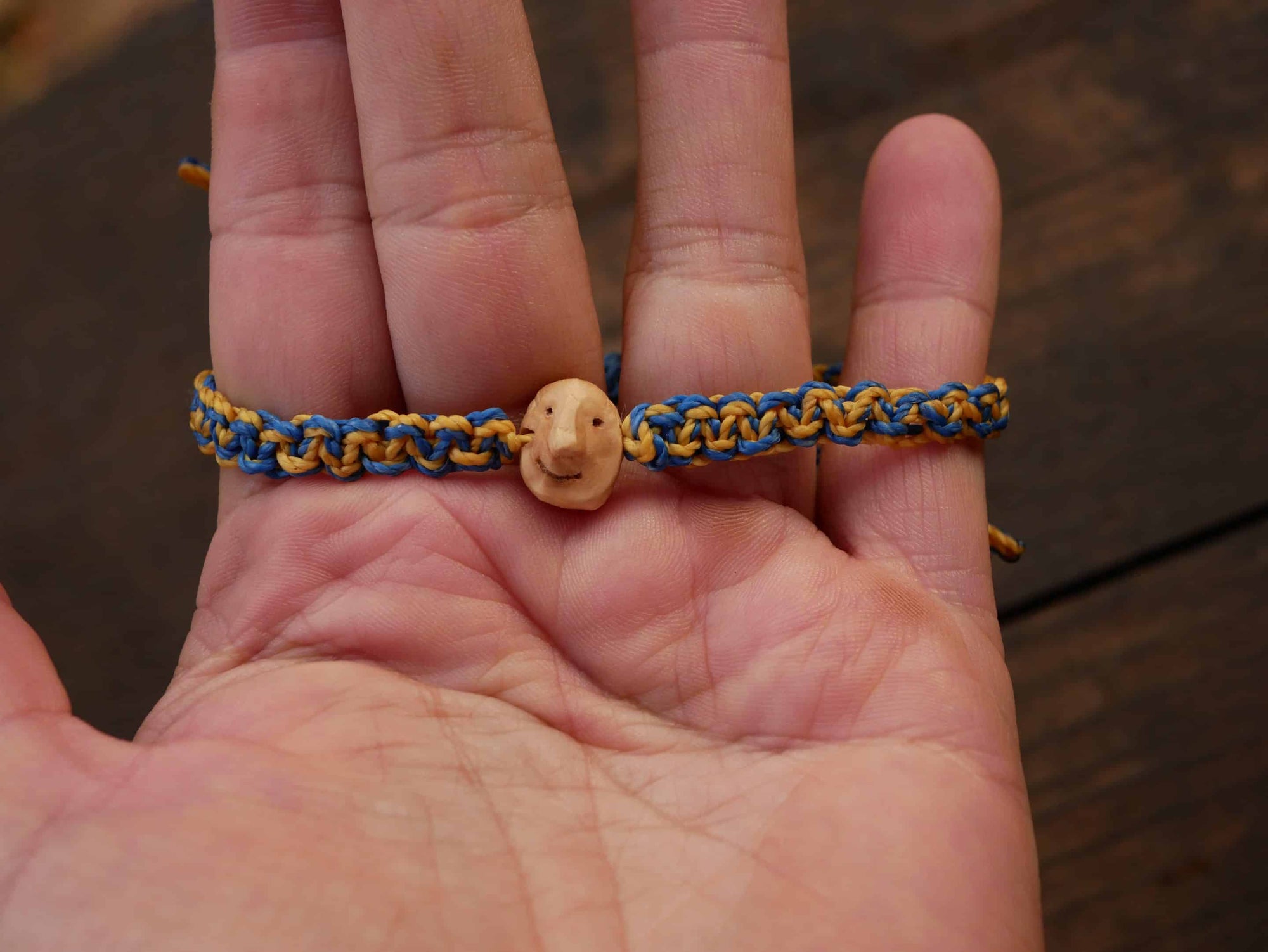 Armband Wichtel aus Baumperle und Makramee