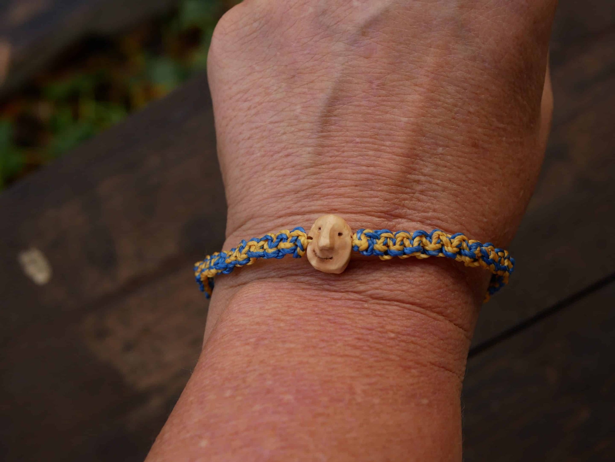 Armband Wichtel aus Baumperle und Makramee