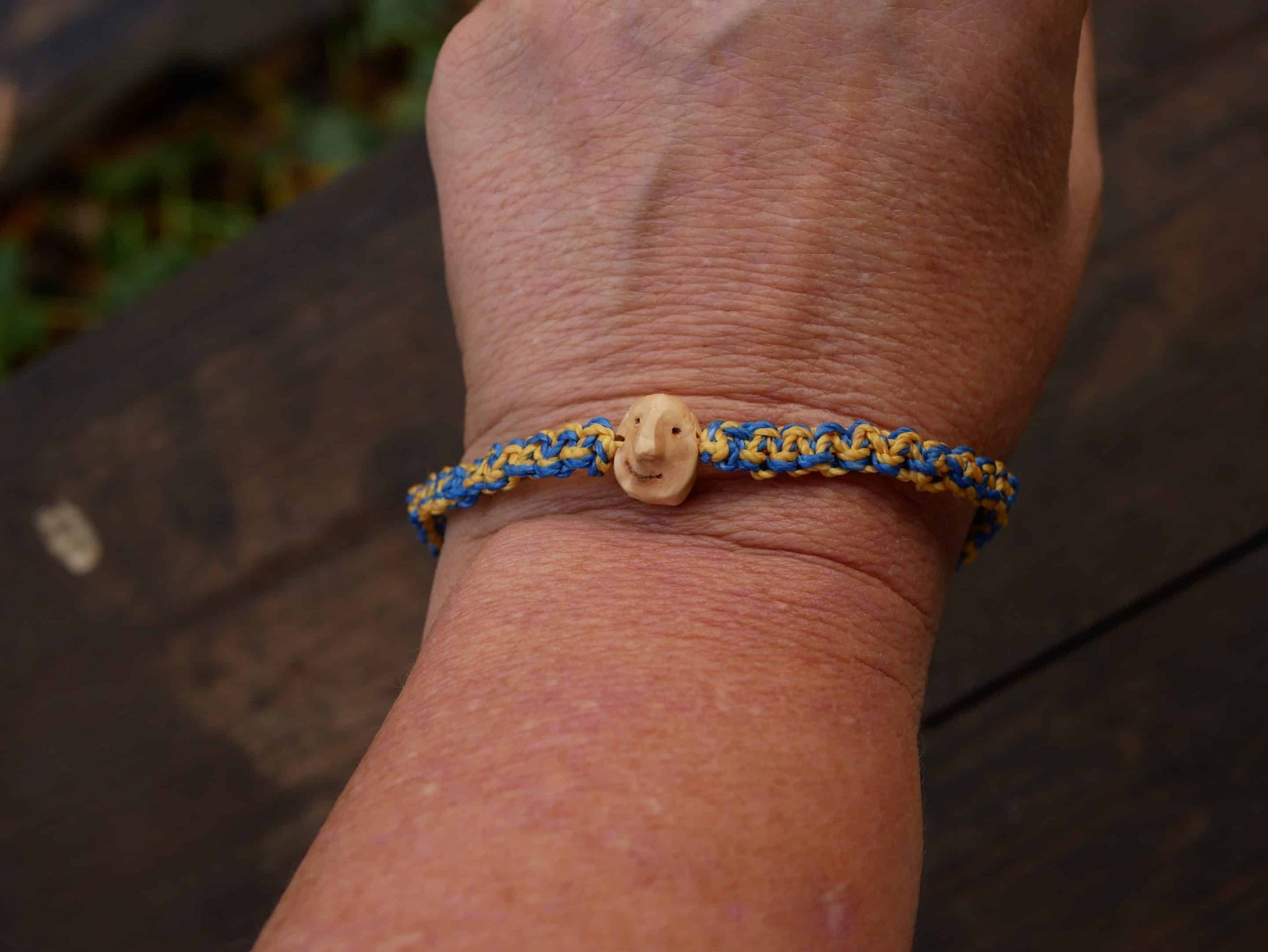 Armband Wichtel aus Baumperle und Makramee