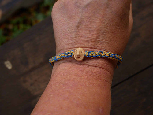 Armband Wichtel aus Baumperle und Makramee