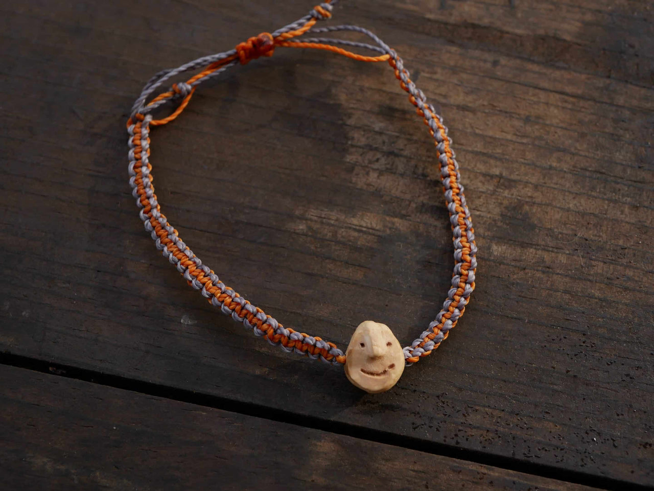 Armband Wichtel aus Baumperle und Makramee