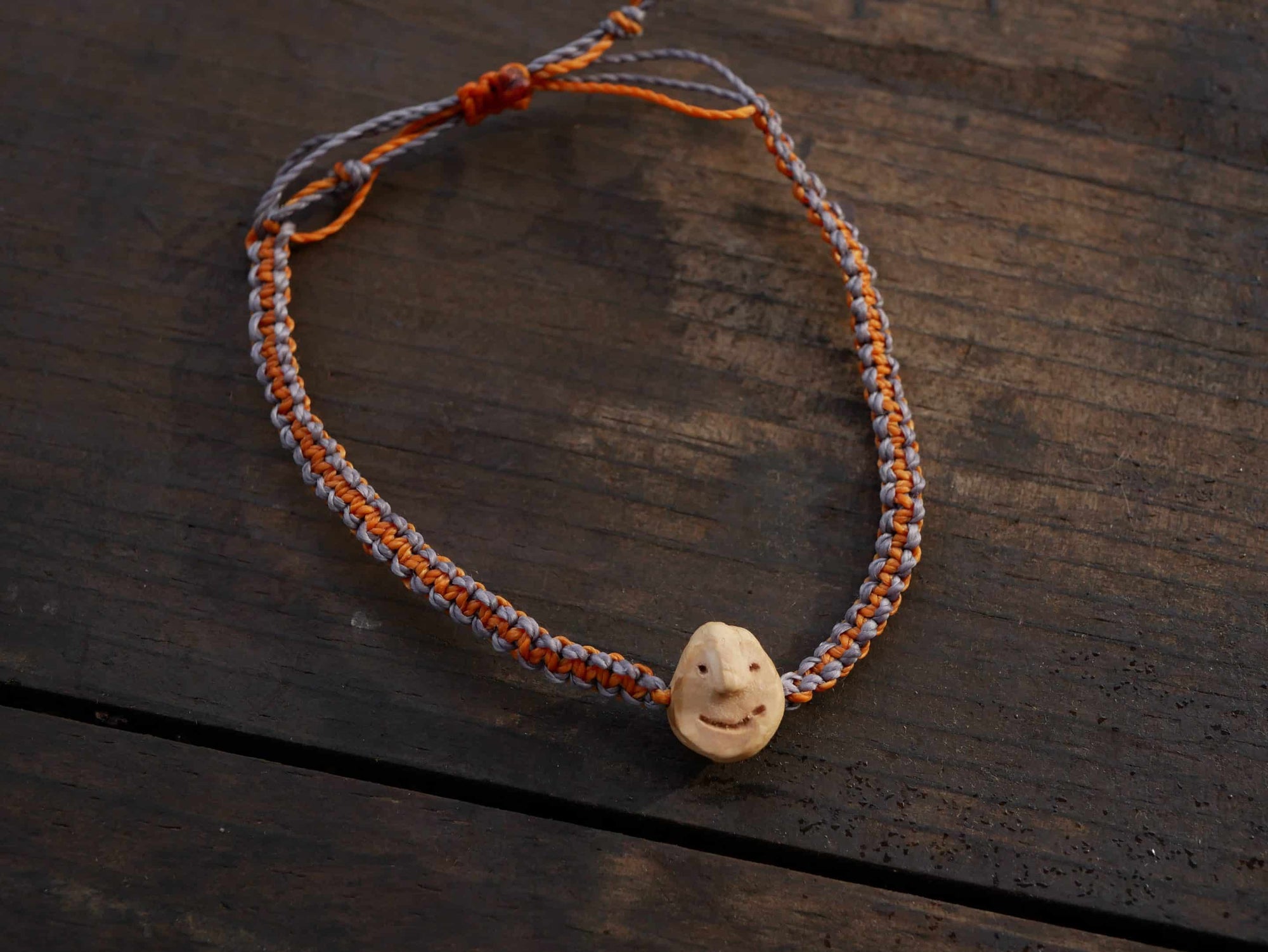 Armband Wichtel aus Baumperle und Makramee