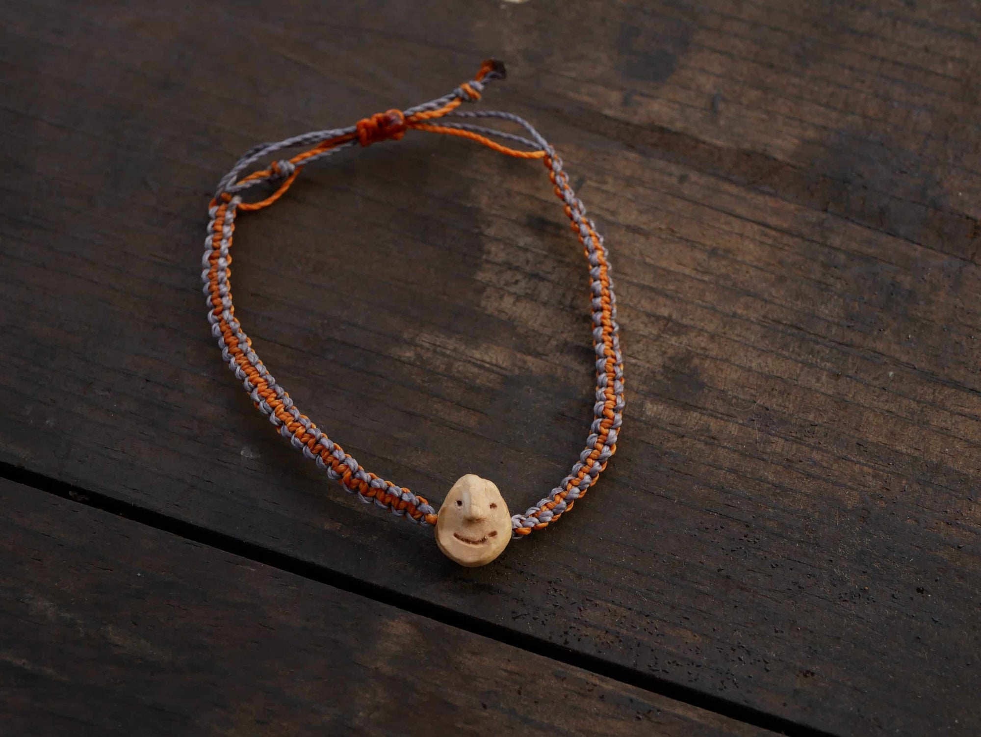Armband Wichtel aus Baumperle und Makramee
