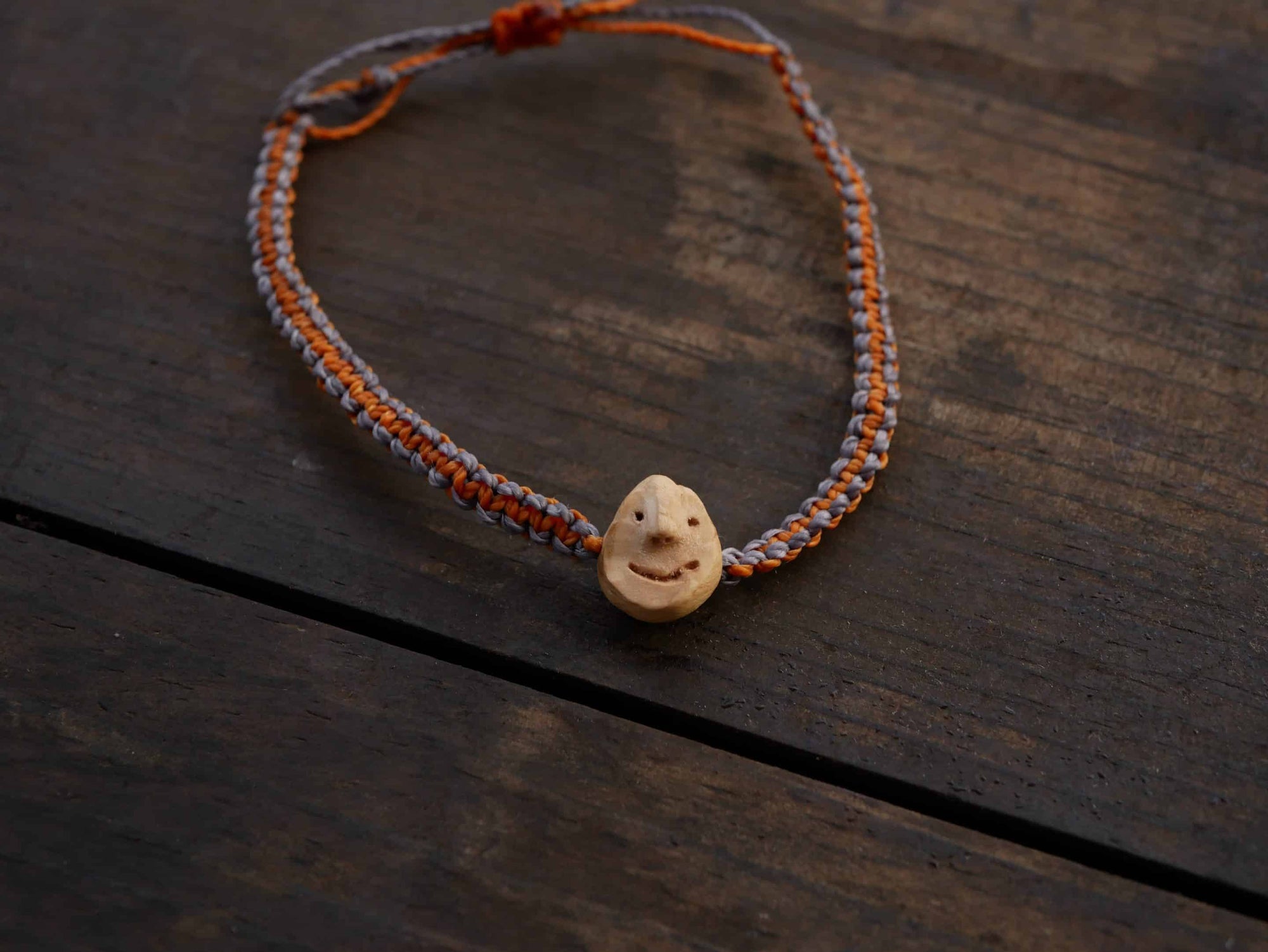 Armband Wichtel aus Baumperle und Makramee