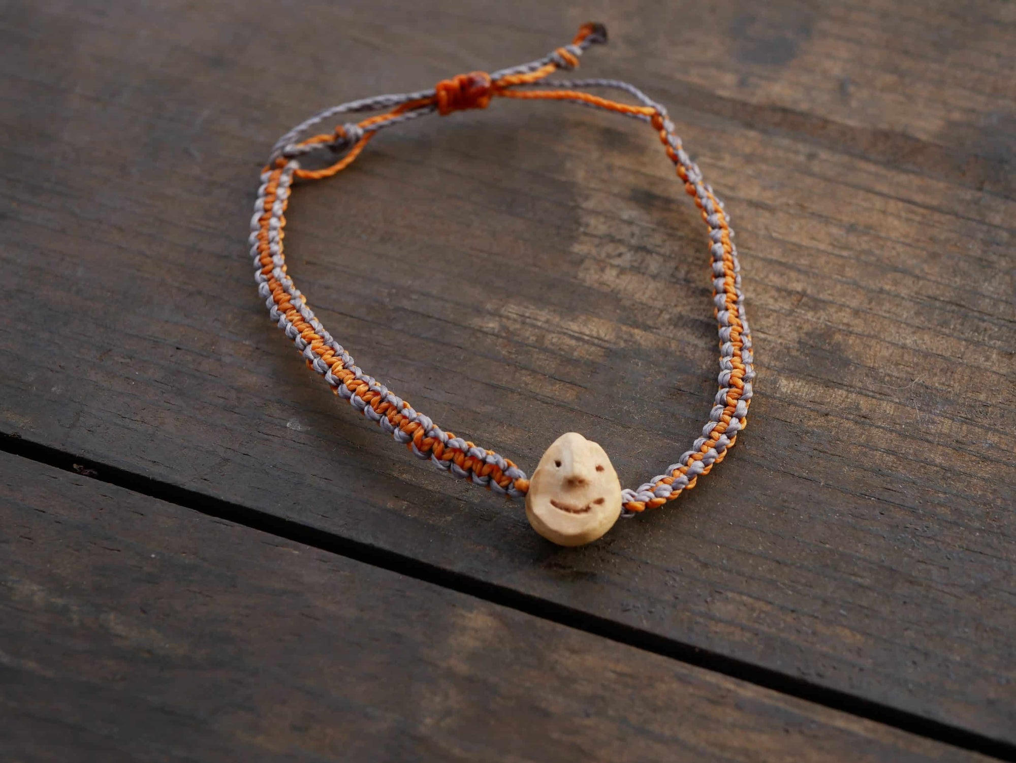Armband Wichtel aus Baumperle und Makramee
