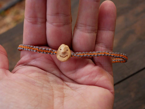 Armband Wichtel aus Baumperle und Makramee