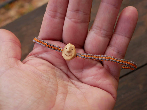 Armband Wichtel aus Baumperle und Makramee
