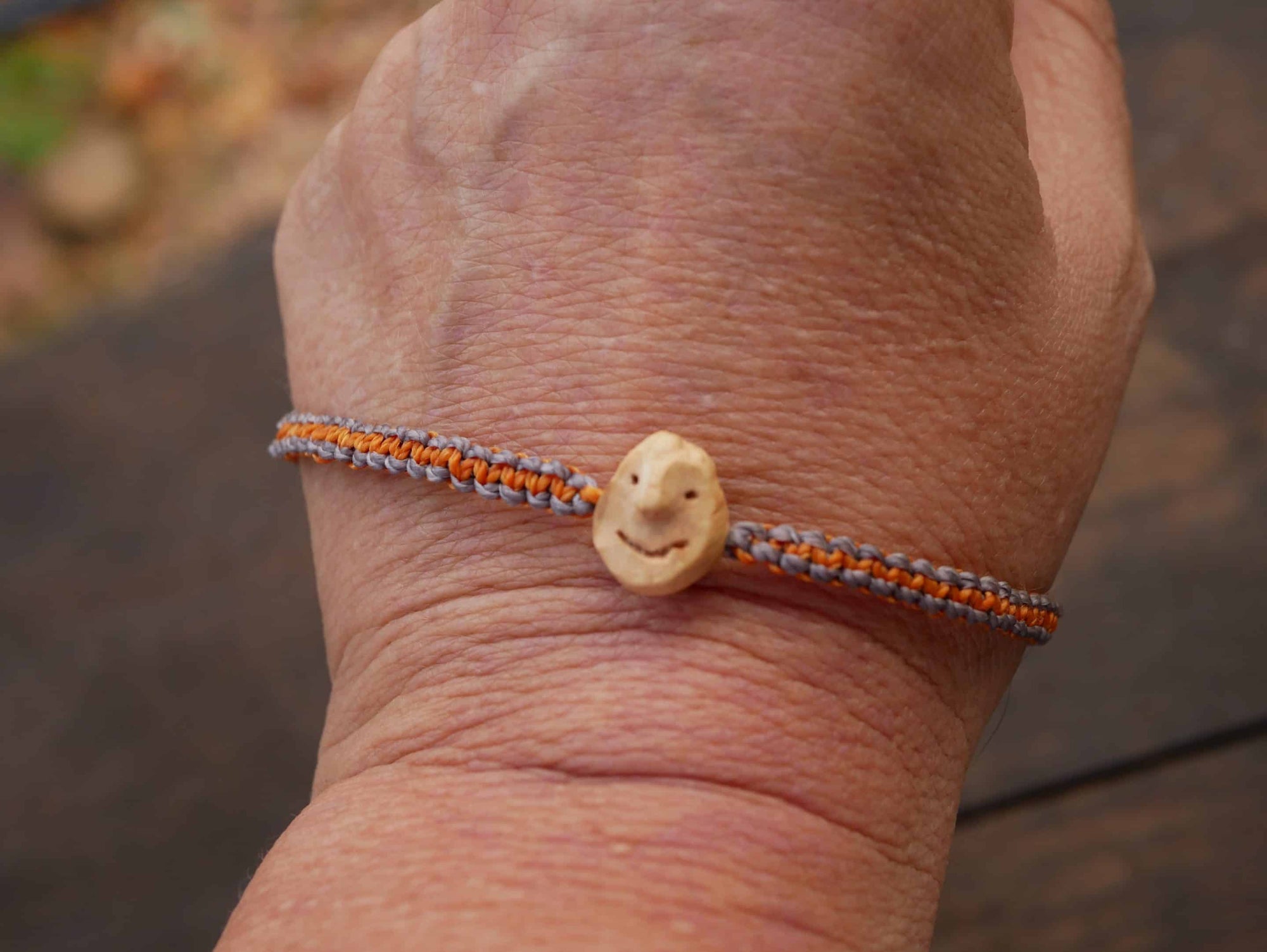 Armband Wichtel aus Baumperle und Makramee