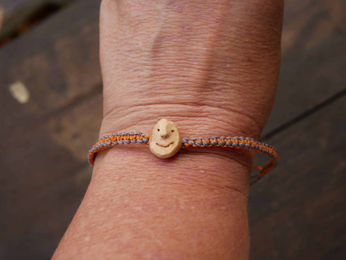 Armband Wichtel aus Baumperle und Makramee