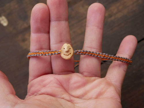 Armband Wichtel aus Baumperle und Makramee