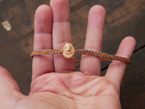 Armband Wichtel aus Baumperle und Makramee