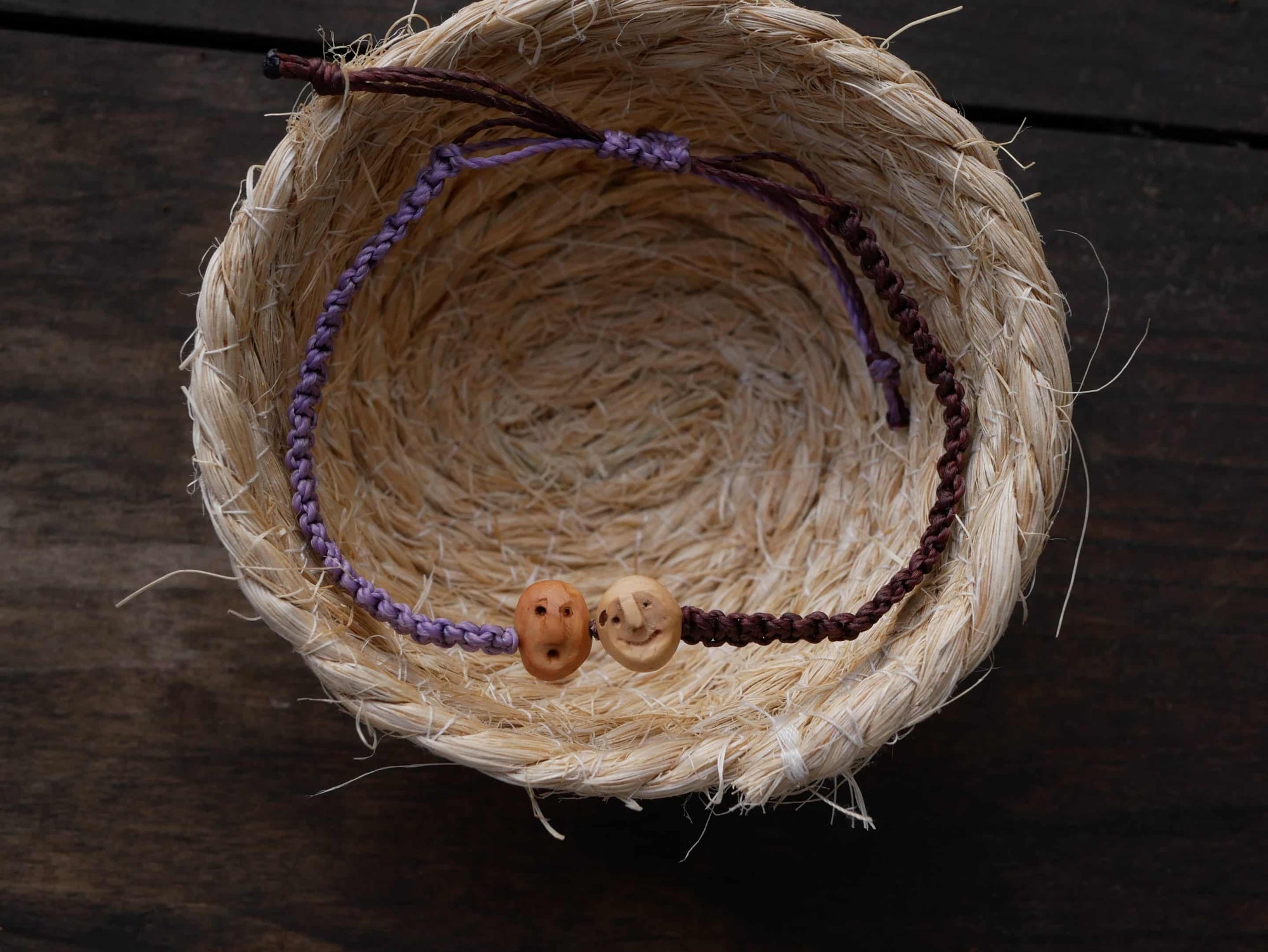 Armband Wichtel aus Baumperle und Makramee
