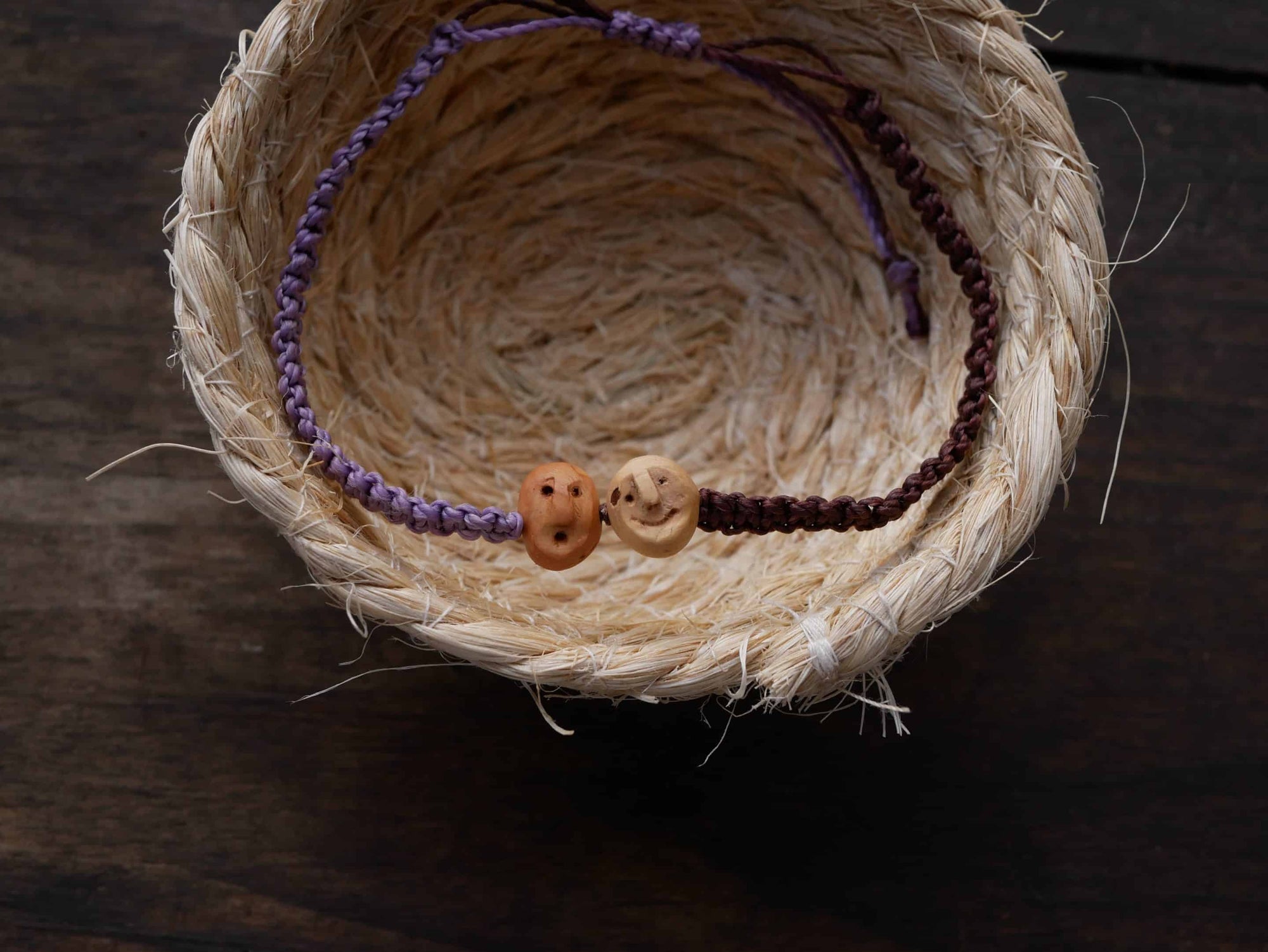 Armband Wichtel aus Baumperle und Makramee