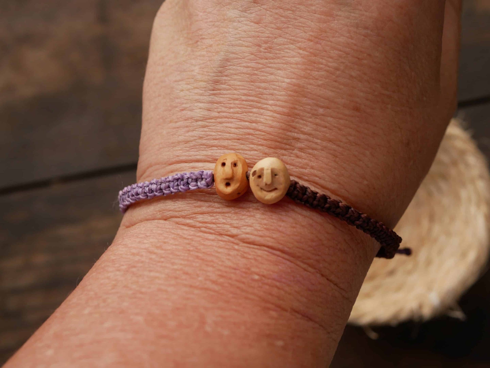 Armband Wichtel aus Baumperle und Makramee