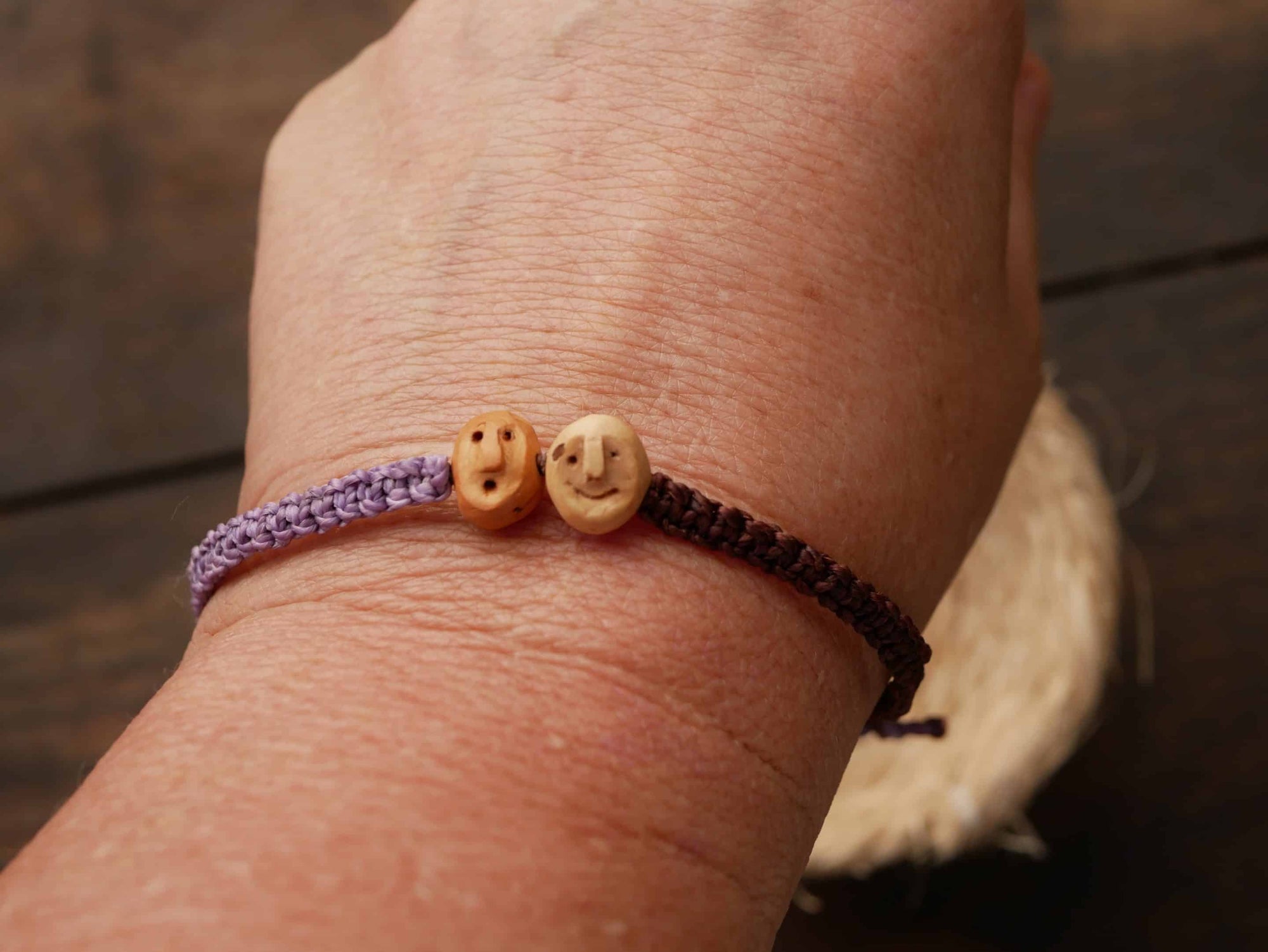 Armband Wichtel aus Baumperle und Makramee