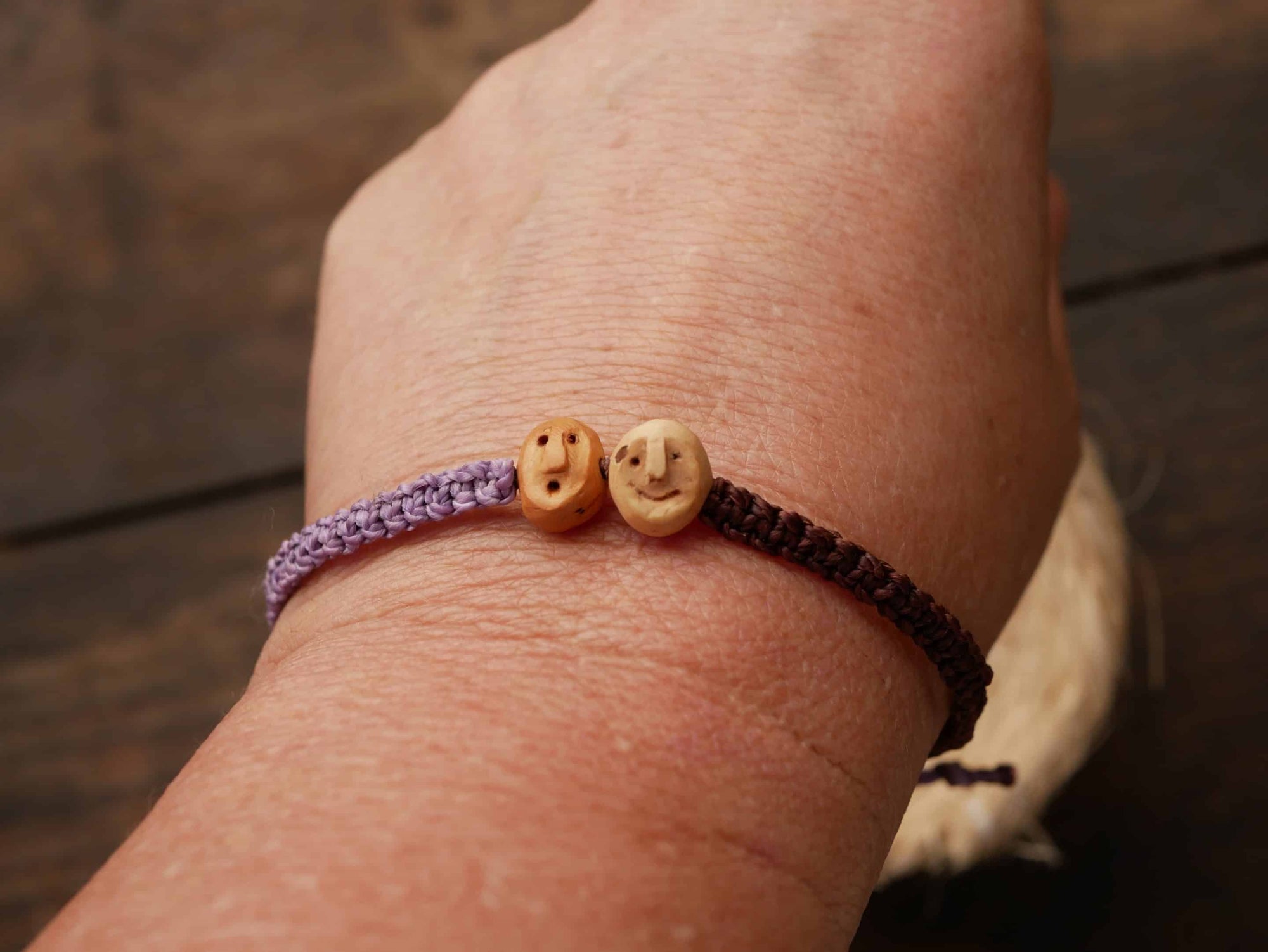 Armband Wichtel aus Baumperle und Makramee