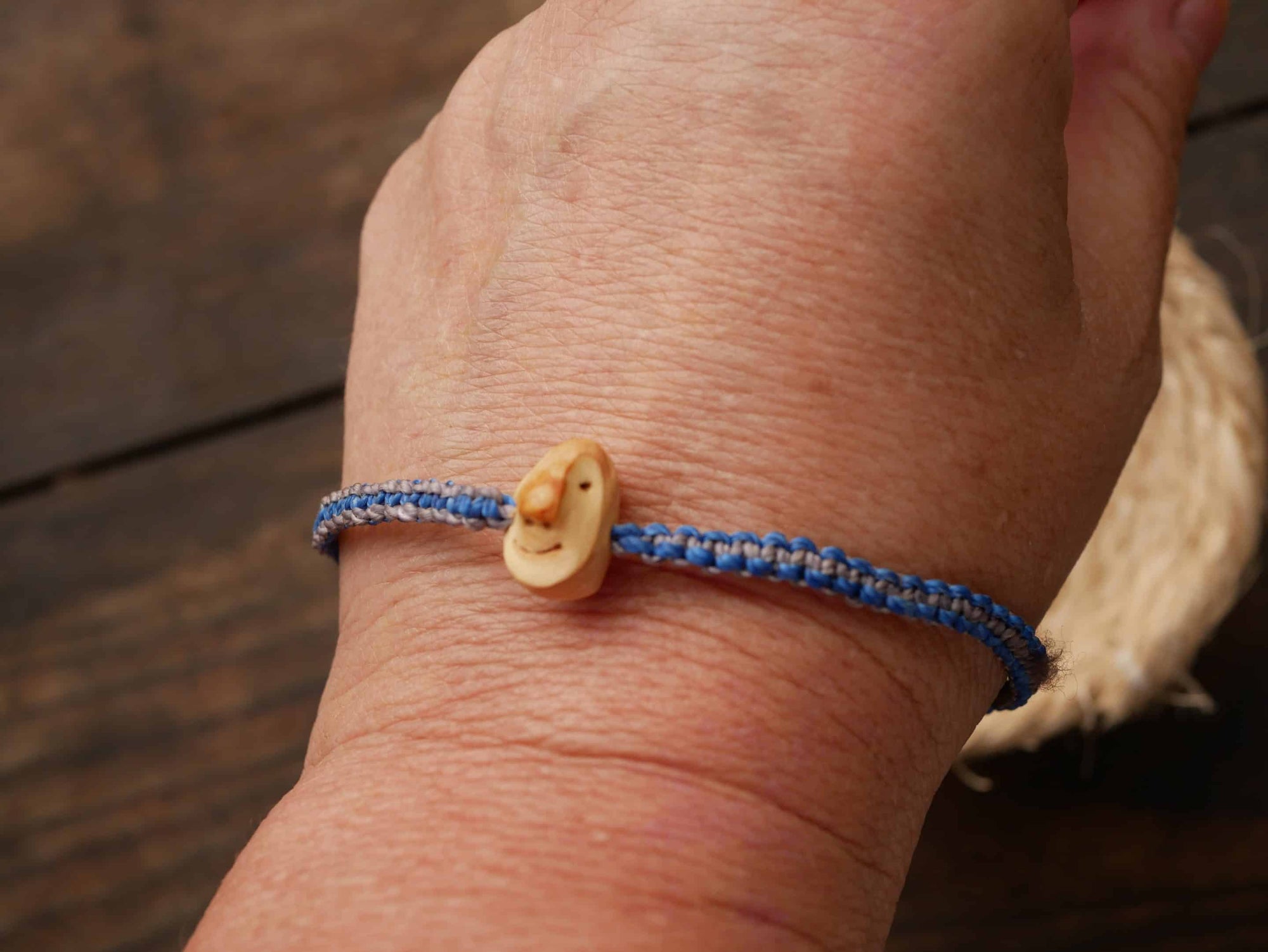 Armband Wichtel aus Baumperle und Makramee