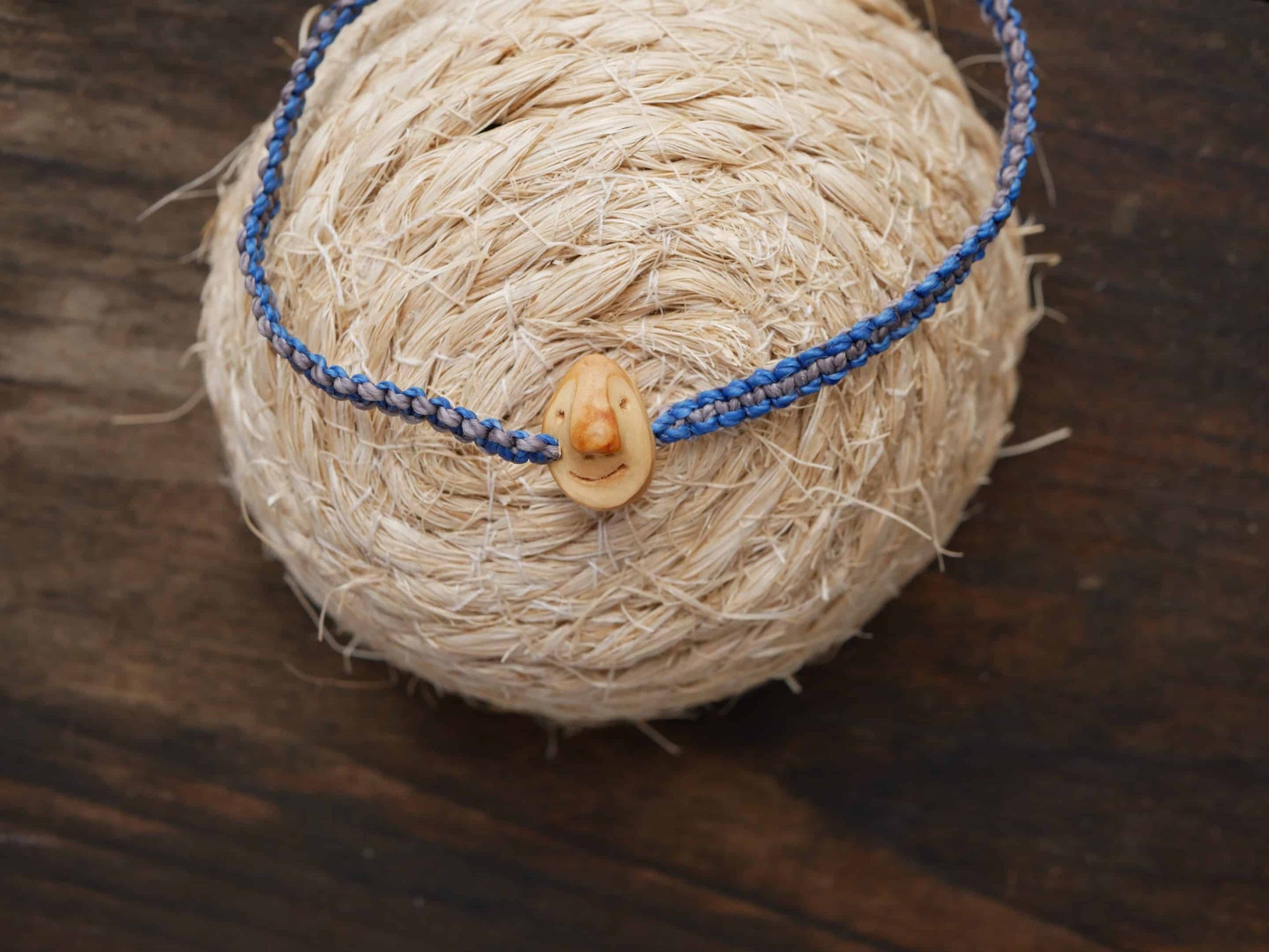 Armband Wichtel aus Baumperle und Makramee