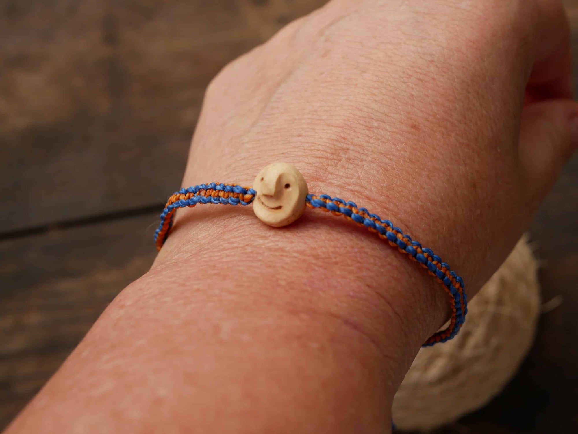 Armband Wichtel aus Baumperle und Makramee