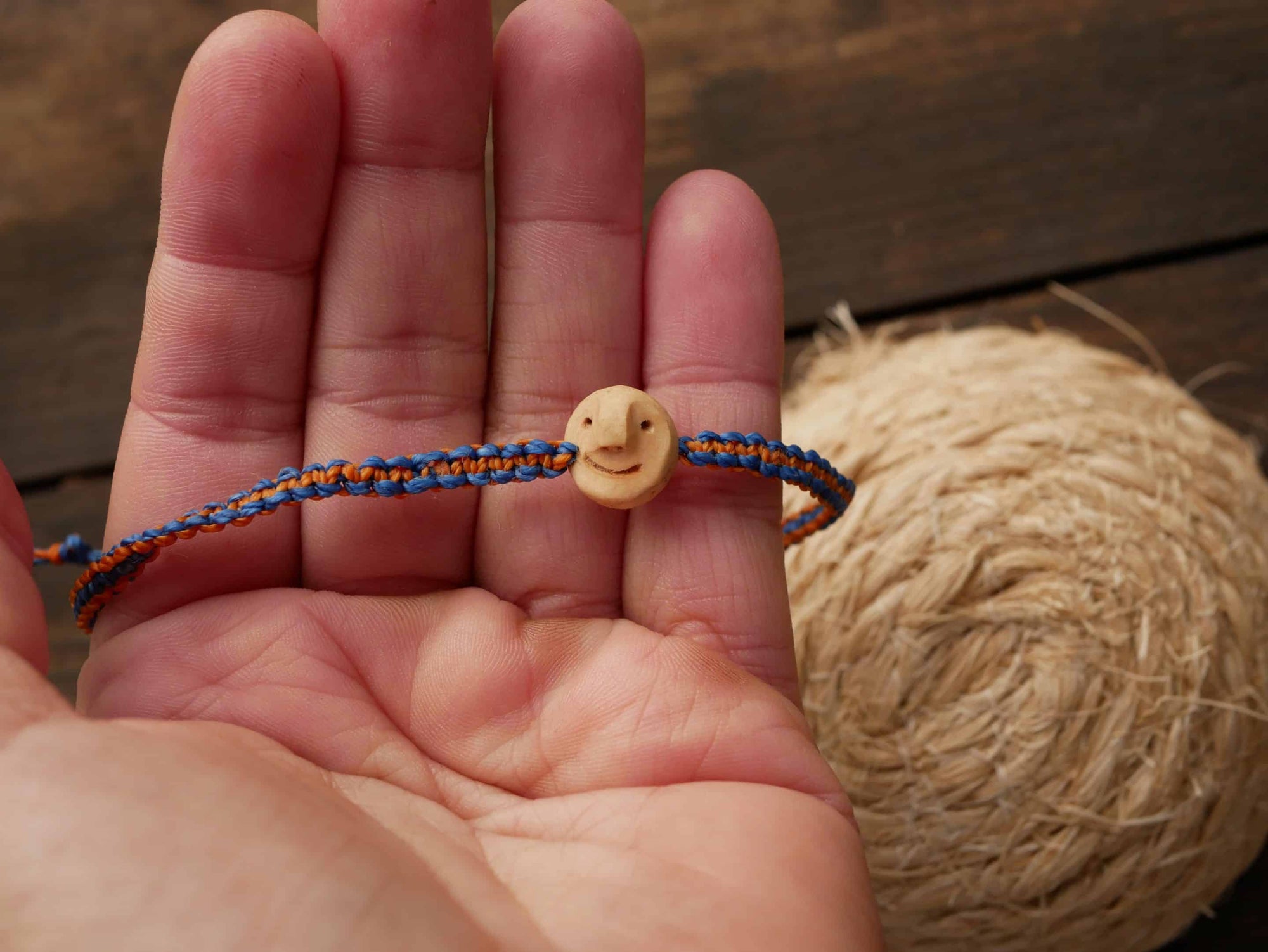 Armband Wichtel aus Baumperle und Makramee