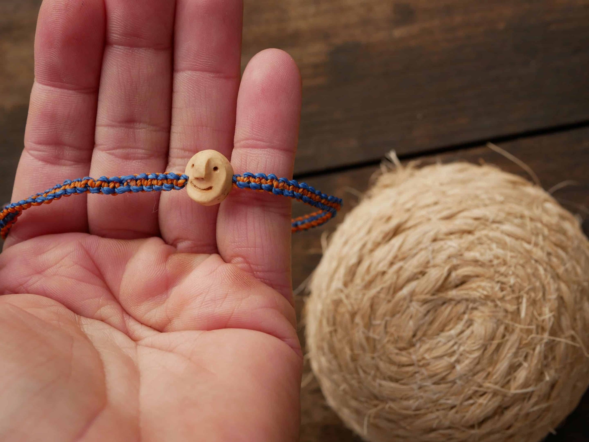 Armband Wichtel aus Baumperle und Makramee