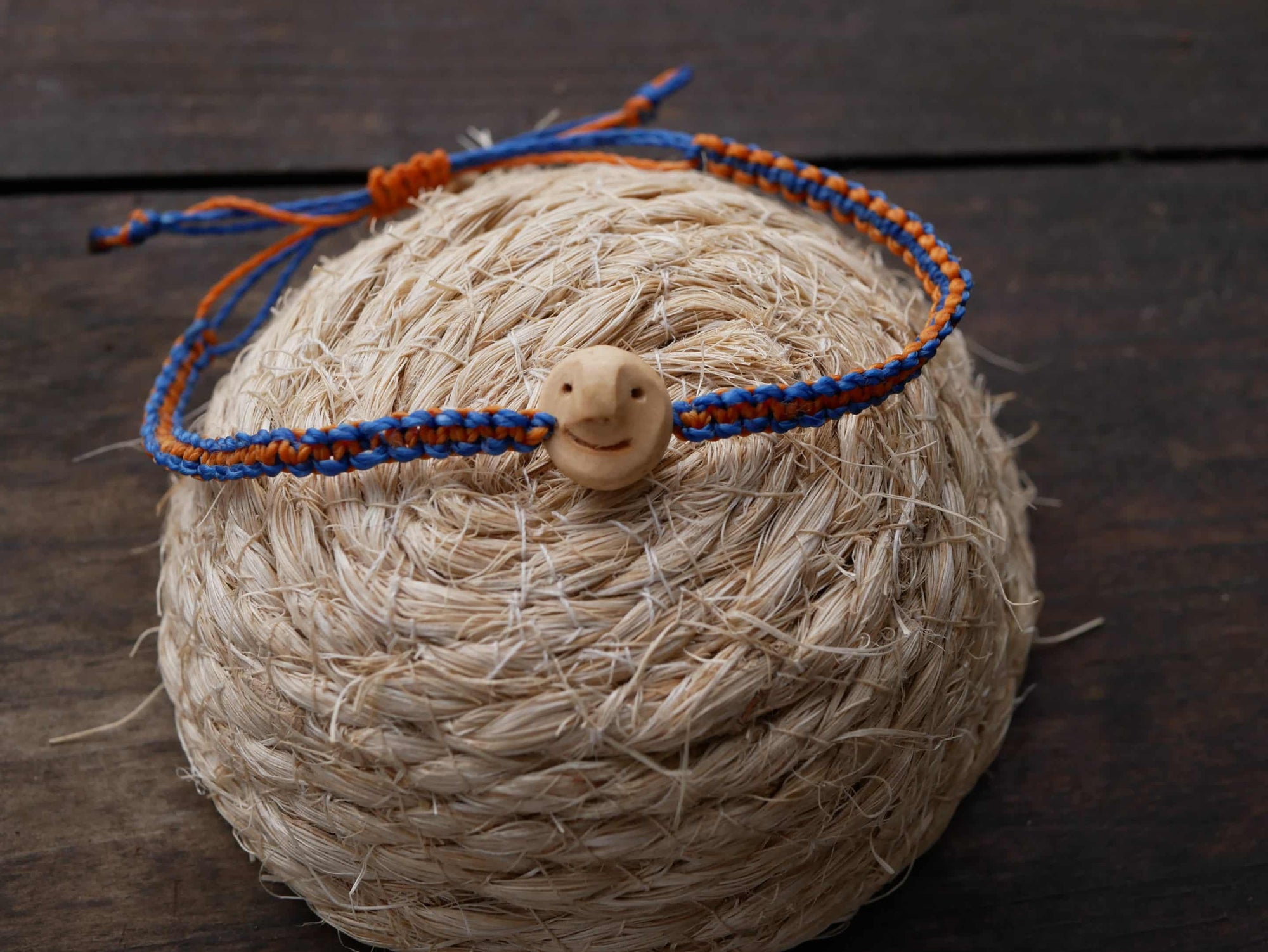 Armband Wichtel aus Baumperle und Makramee