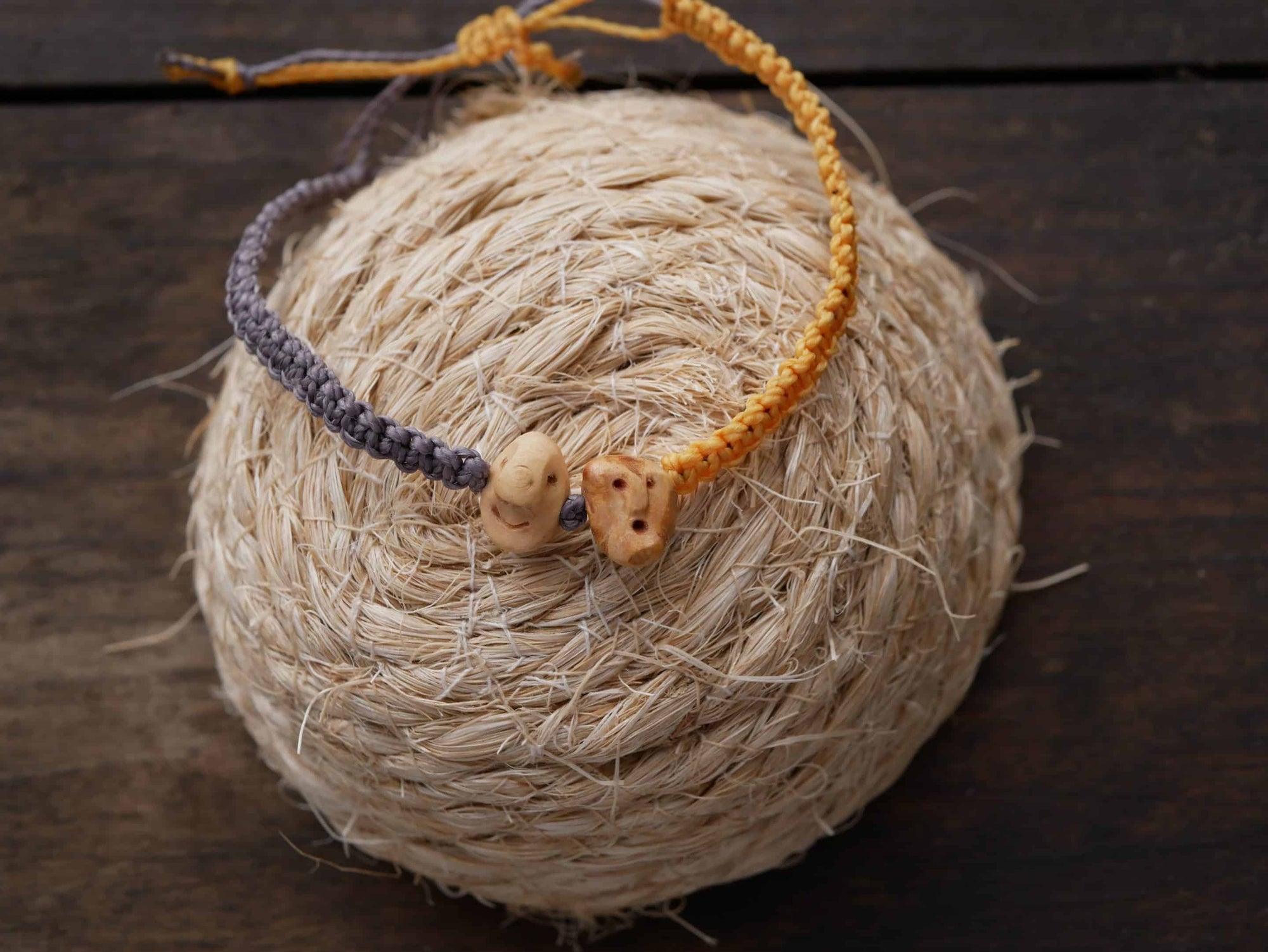 Armband Wichtel aus Baumperle und Makramee