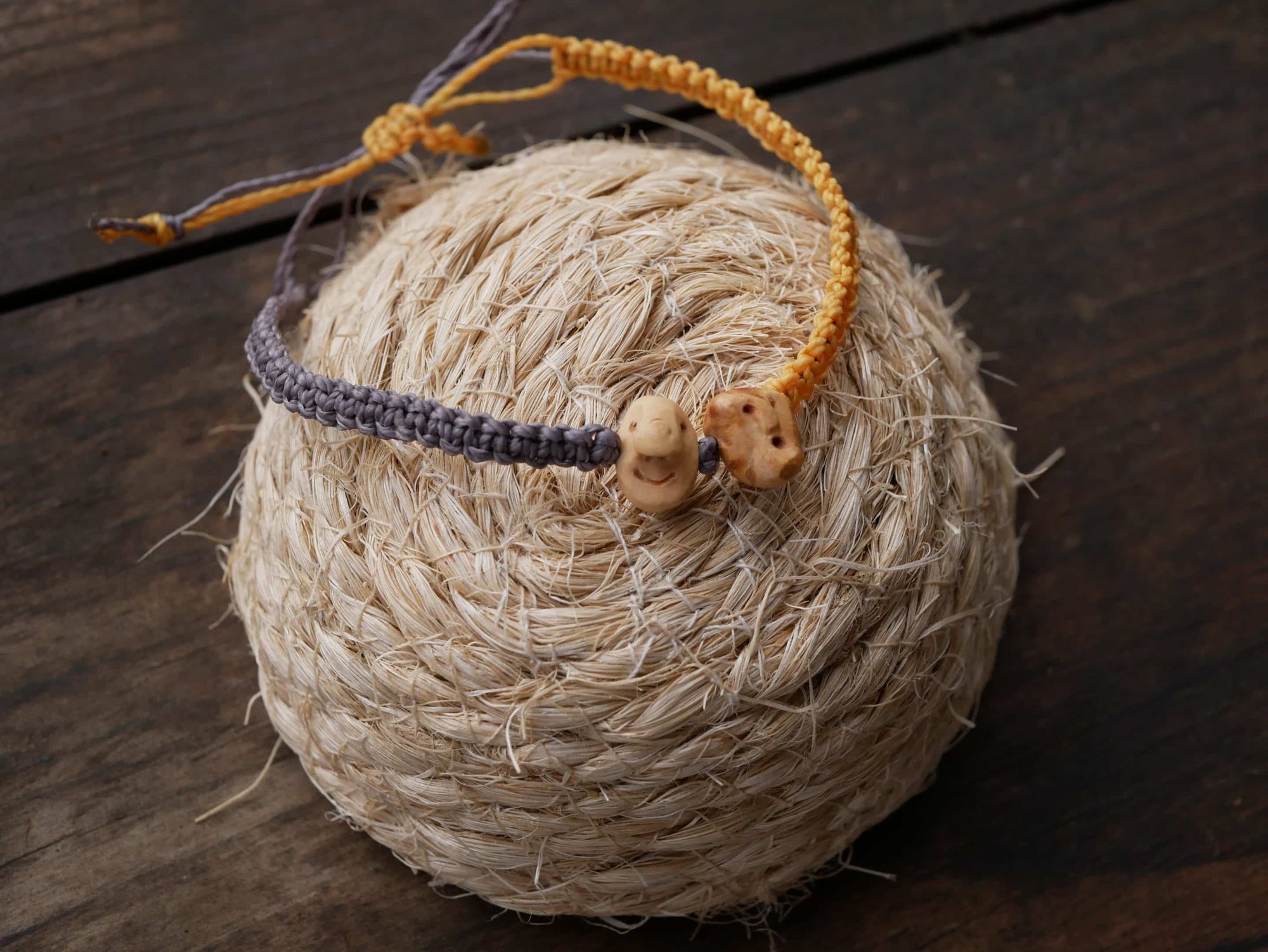 Armband Wichtel aus Baumperle und Makramee