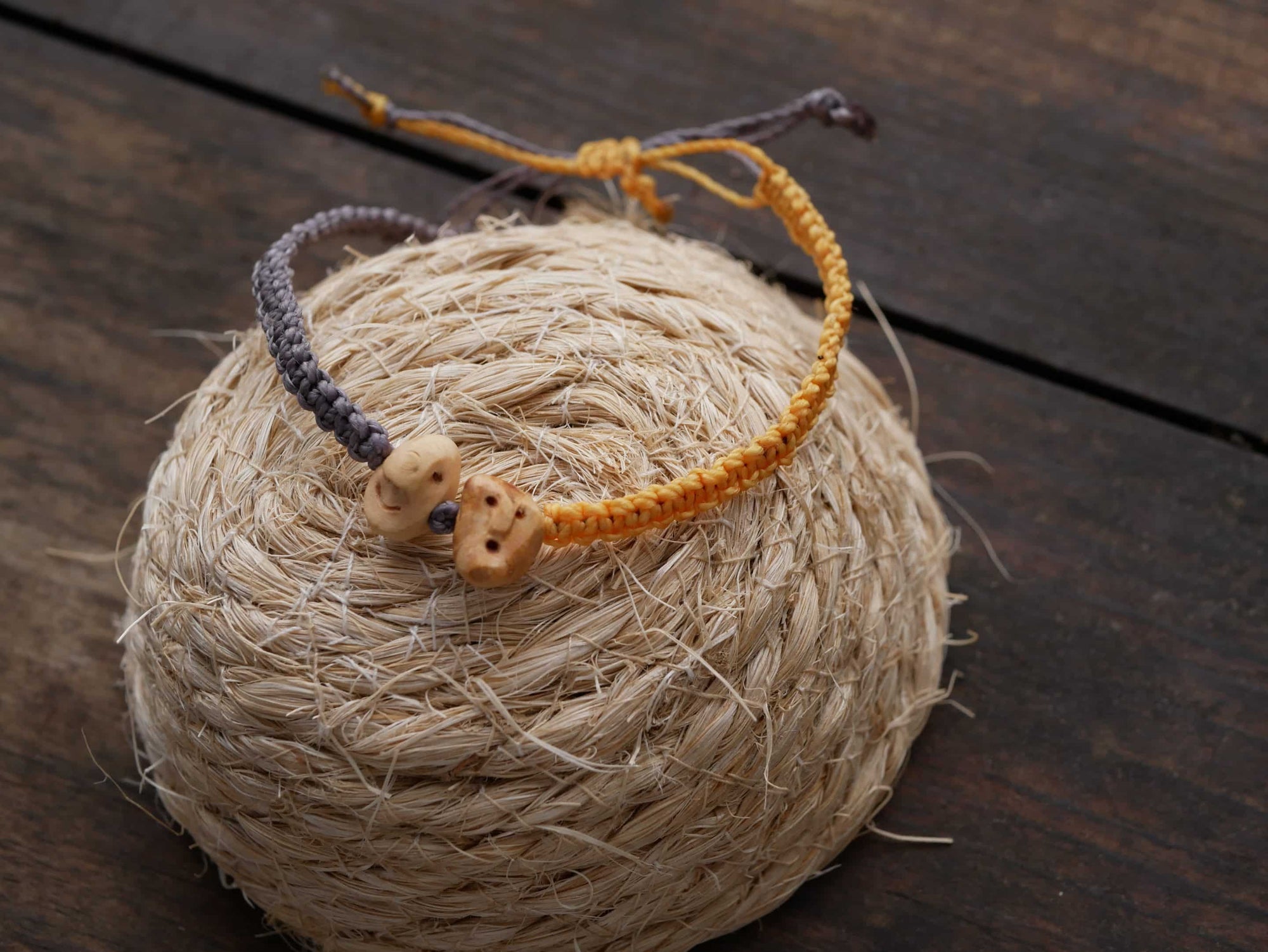 Armband Wichtel aus Baumperle und Makramee