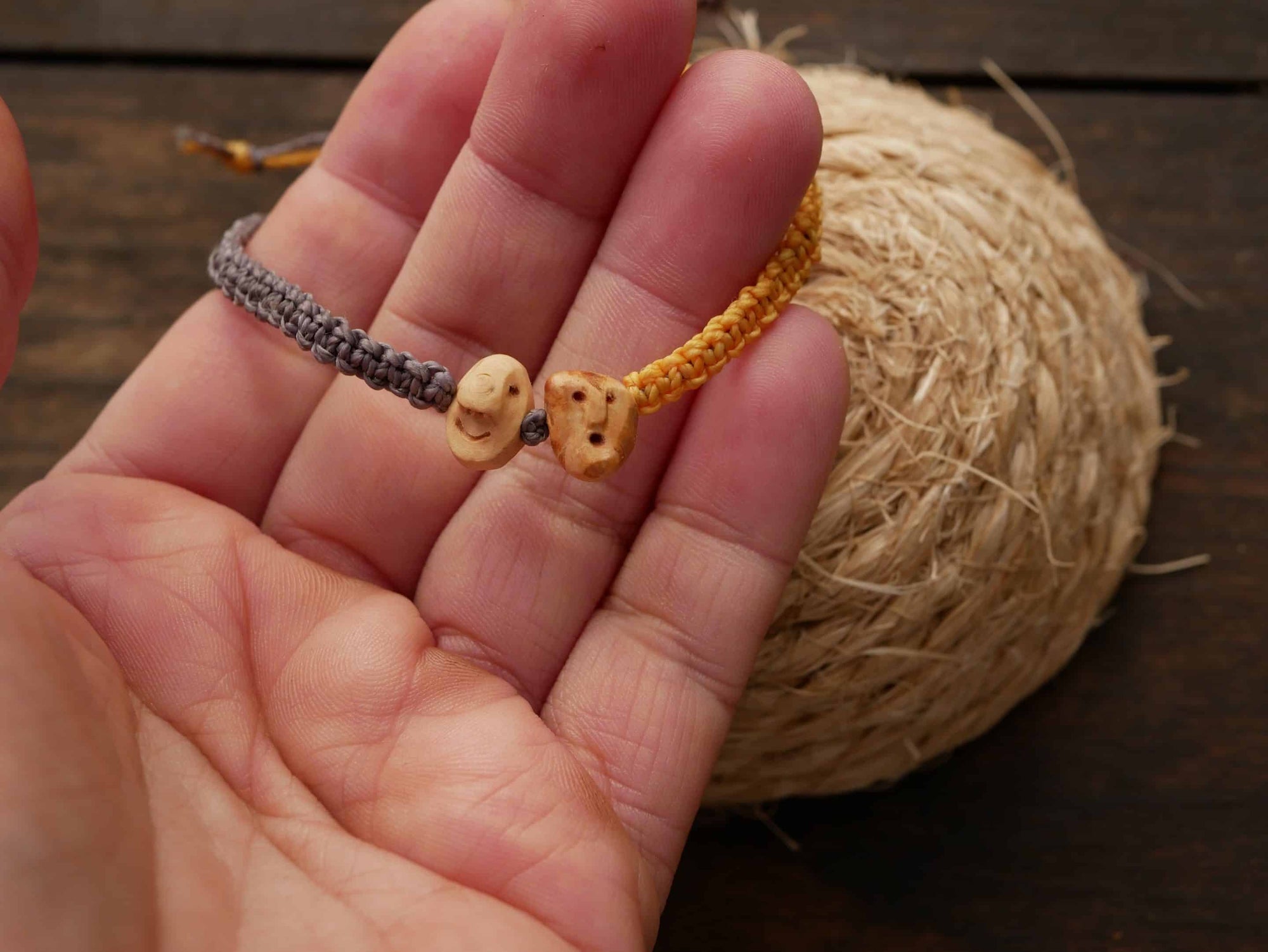 Armband Wichtel aus Baumperle und Makramee
