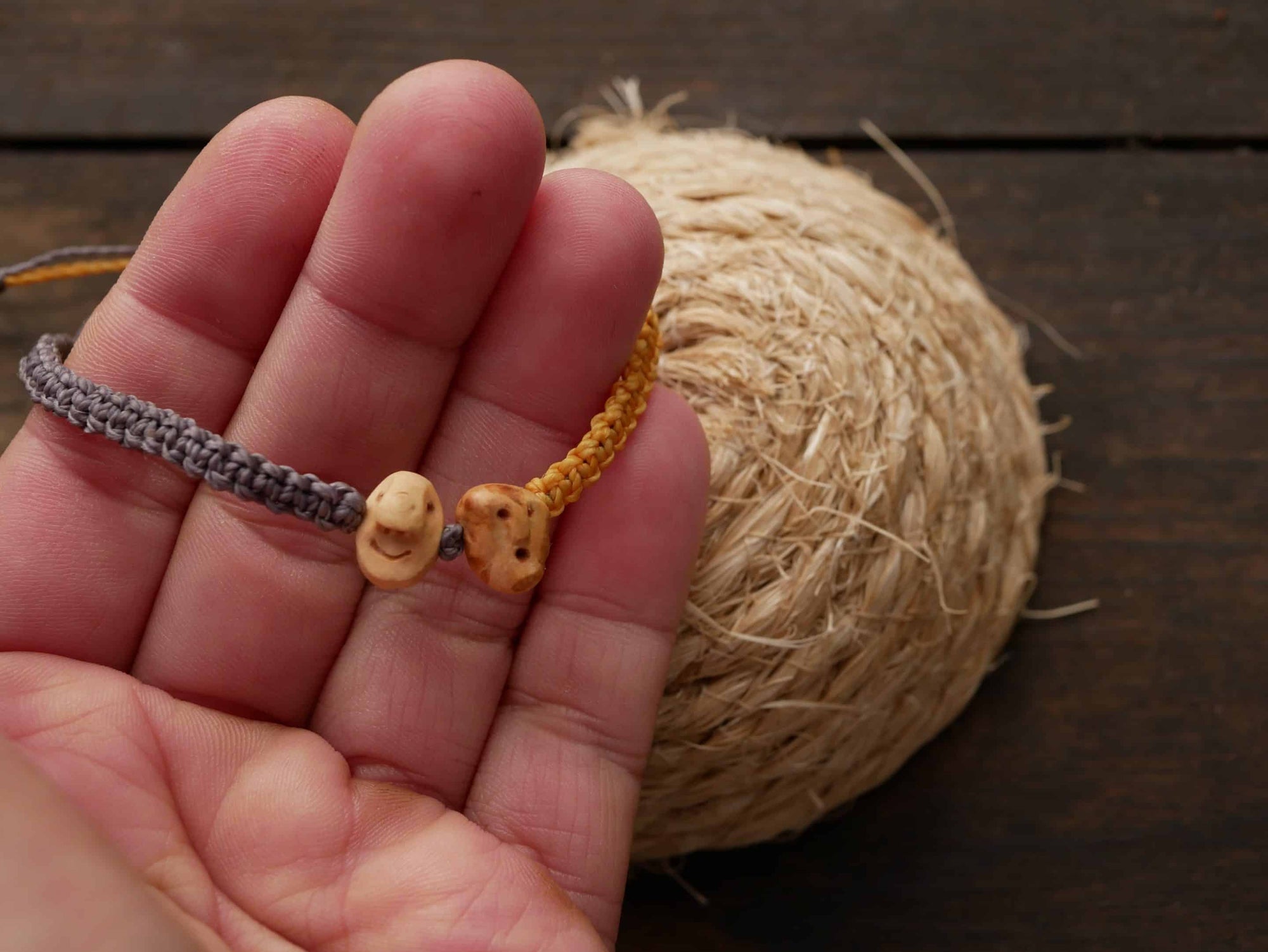 Armband Wichtel aus Baumperle und Makramee