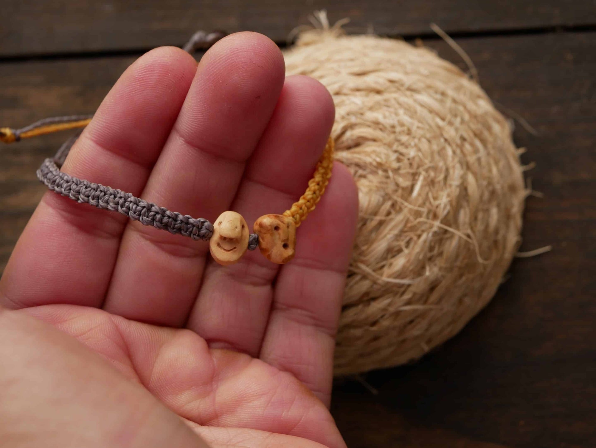 Armband Wichtel aus Baumperle und Makramee