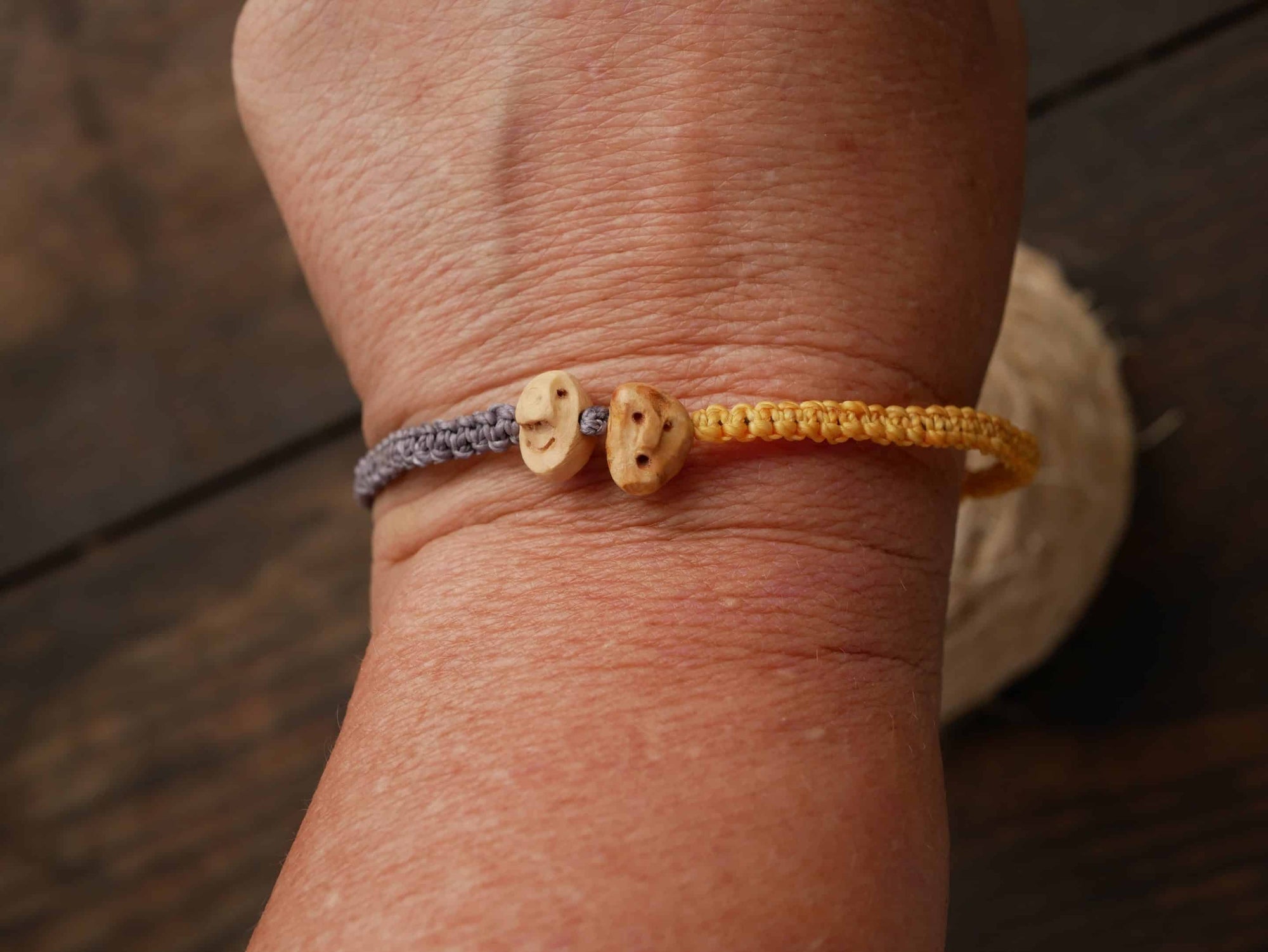 Armband Wichtel aus Baumperle und Makramee