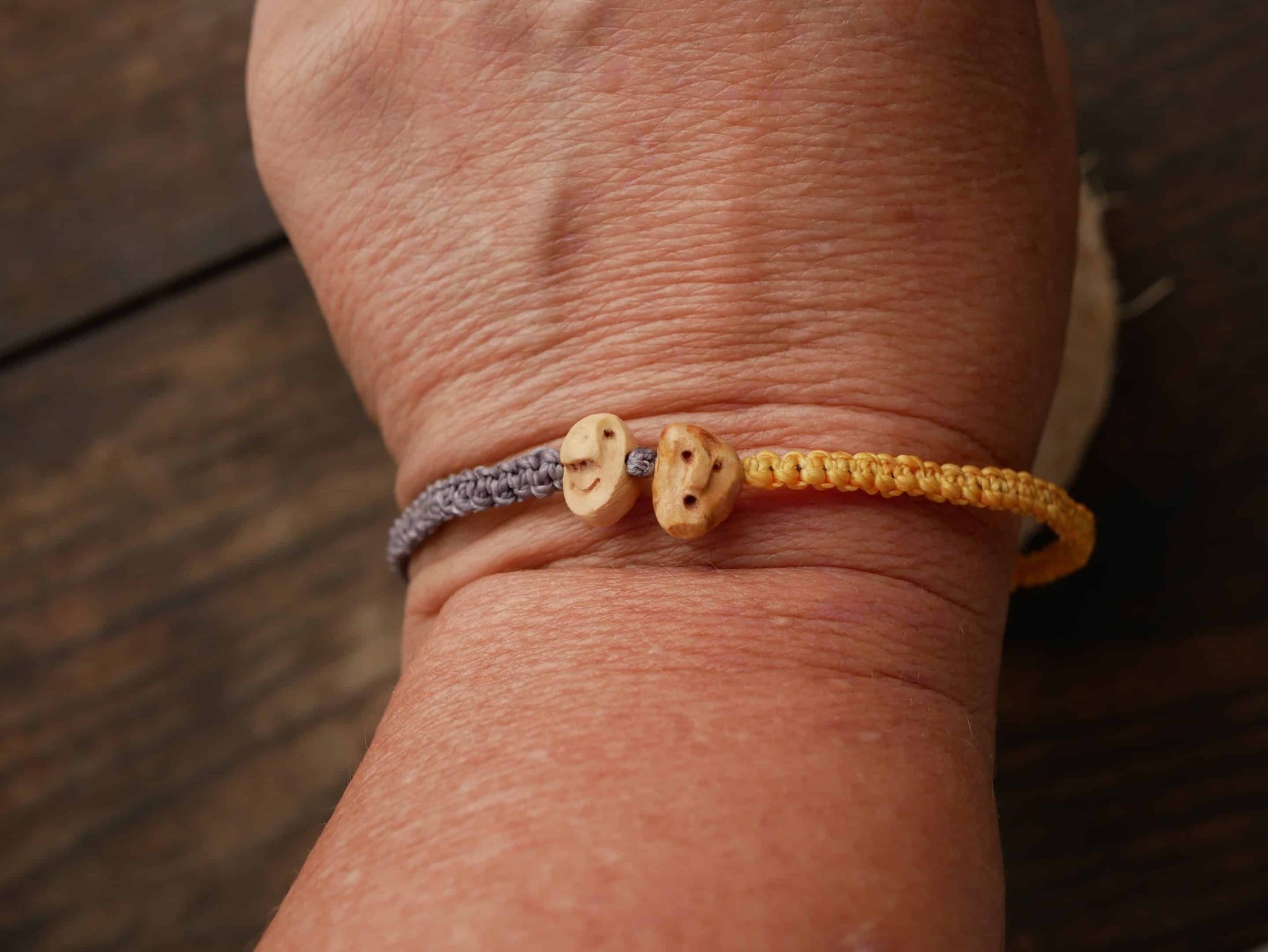 Armband Wichtel aus Baumperle und Makramee