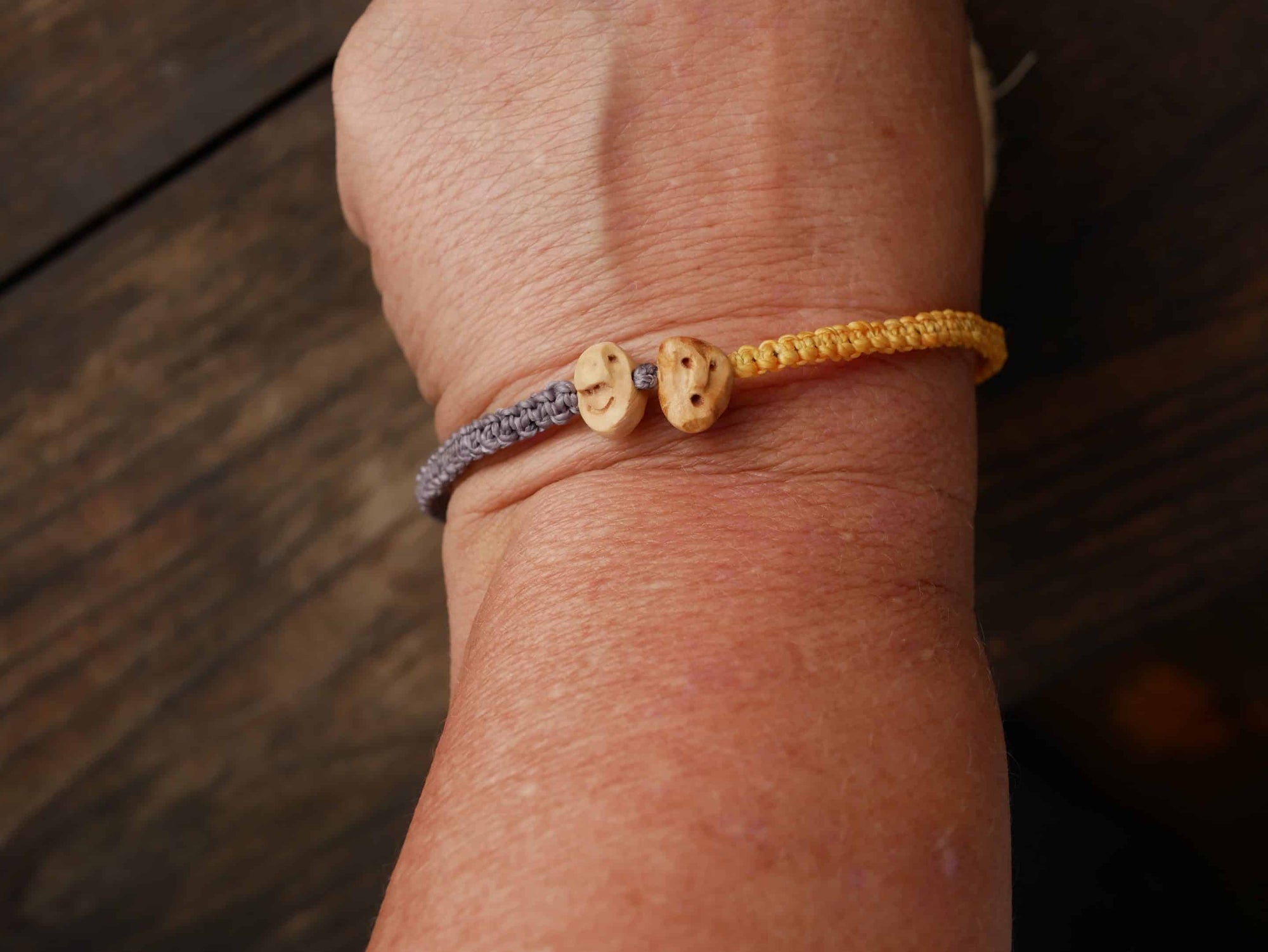 Armband Wichtel aus Baumperle und Makramee