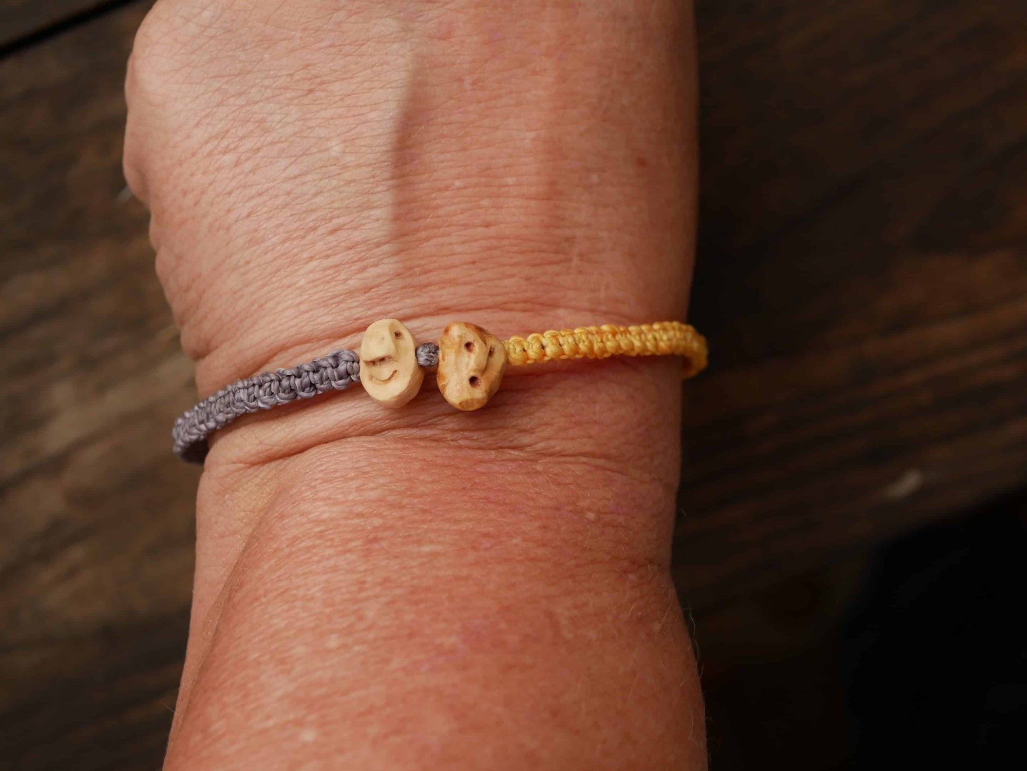 Armband Wichtel aus Baumperle und Makramee