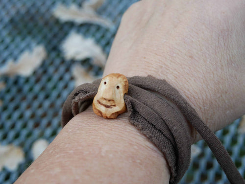 Wickelarmband mit Baumperlen Wichtel