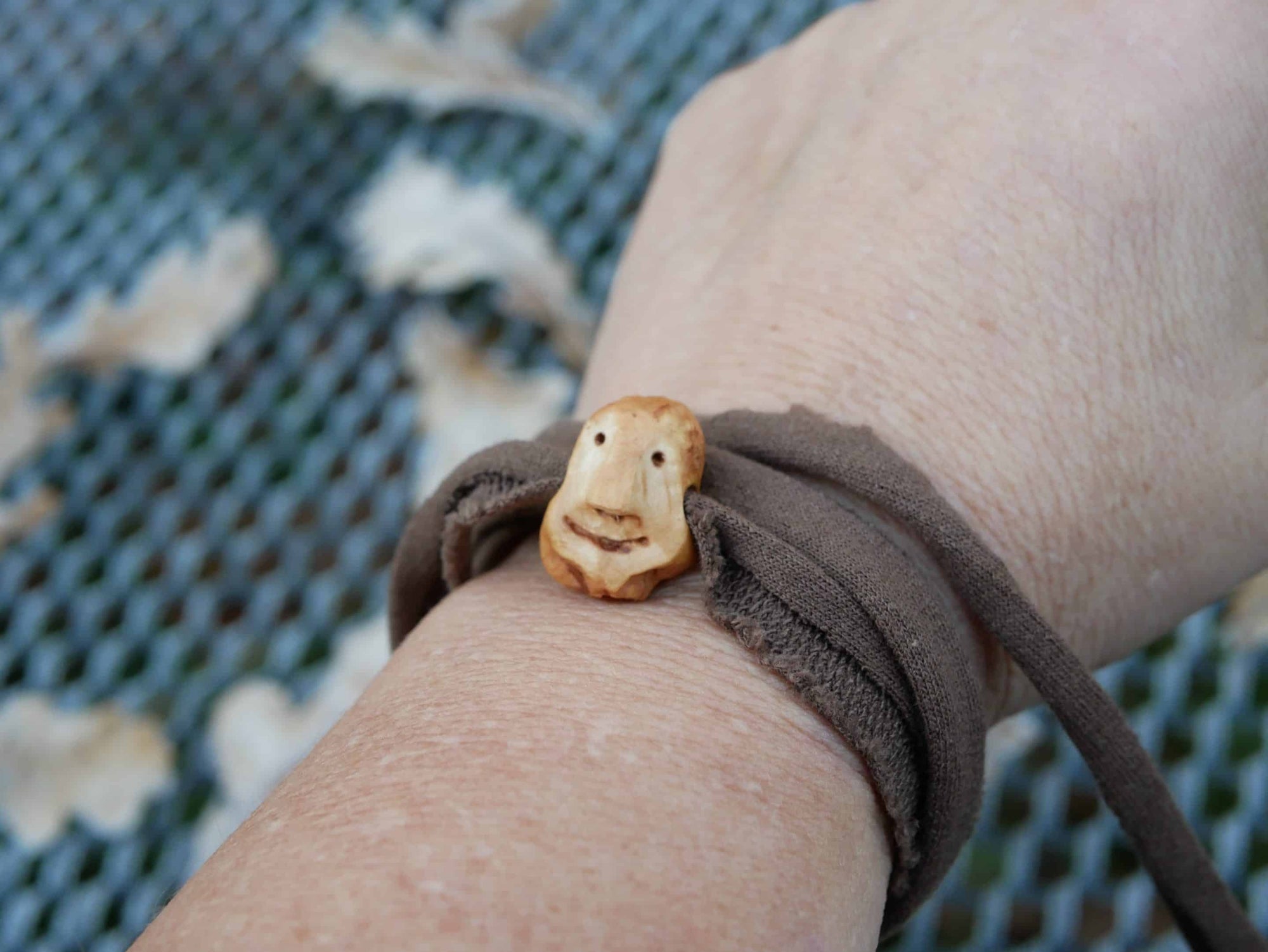 Wickelarmband mit Baumperlen Wichtel