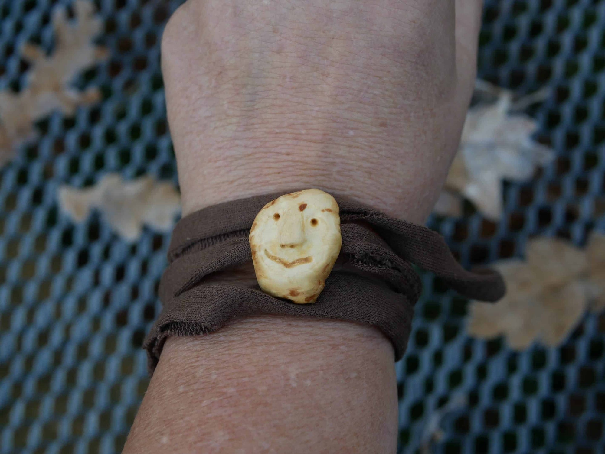 Wickelarmband mit Baumperlen Wichtel