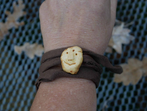 Wickelarmband mit Baumperlen Wichtel