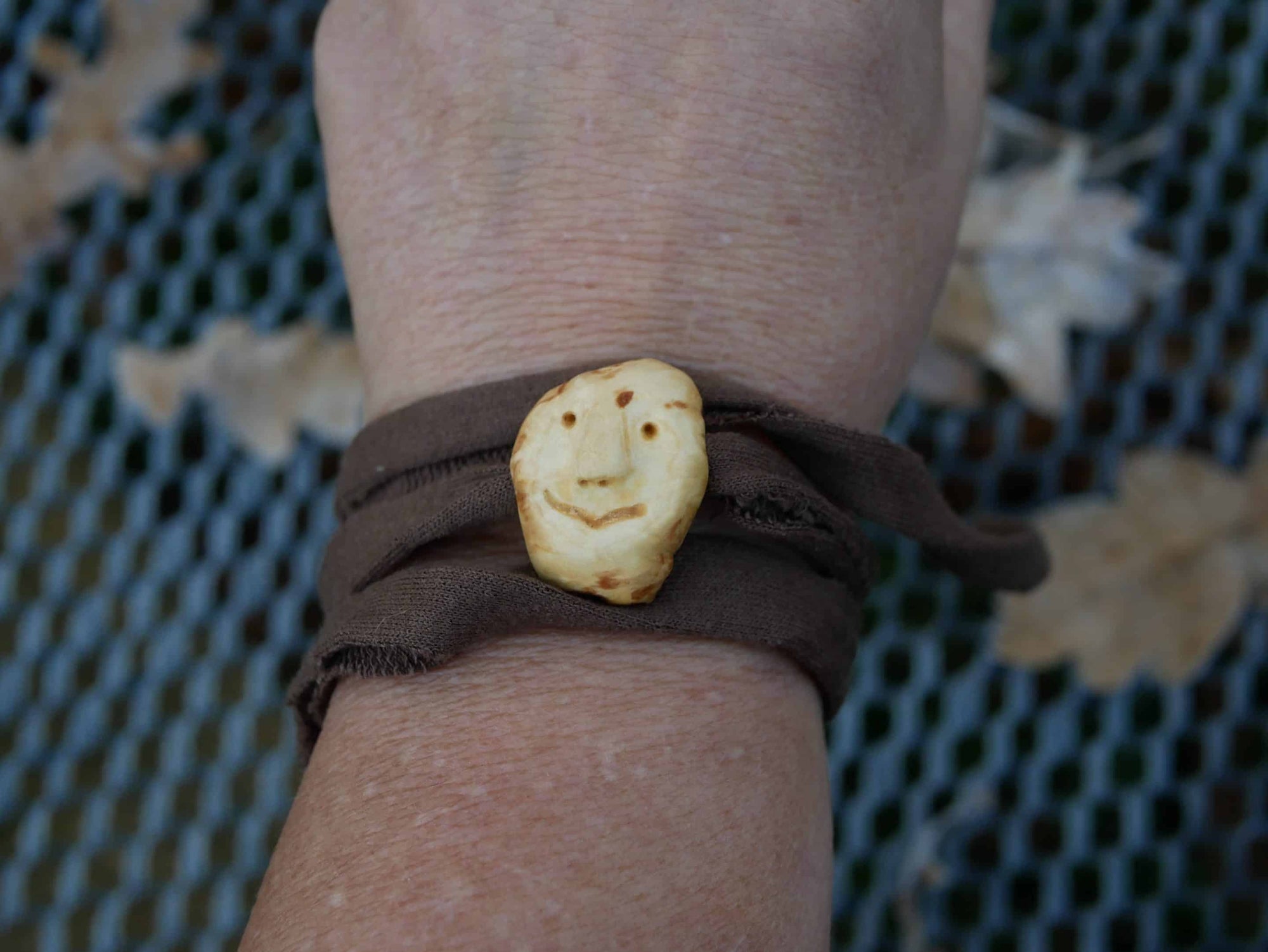 Wickelarmband mit Baumperlen Wichtel