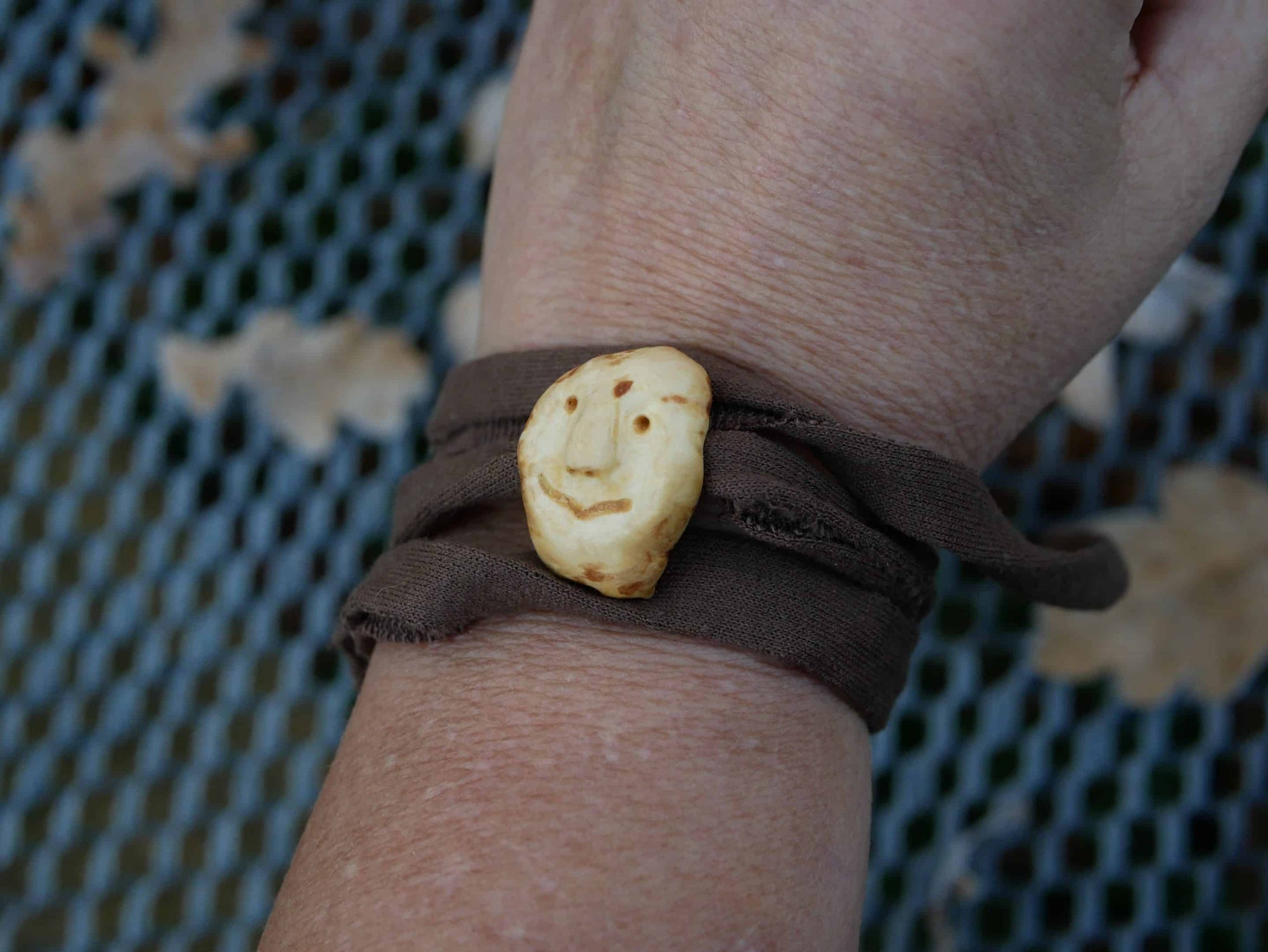 Wickelarmband mit Baumperlen Wichtel