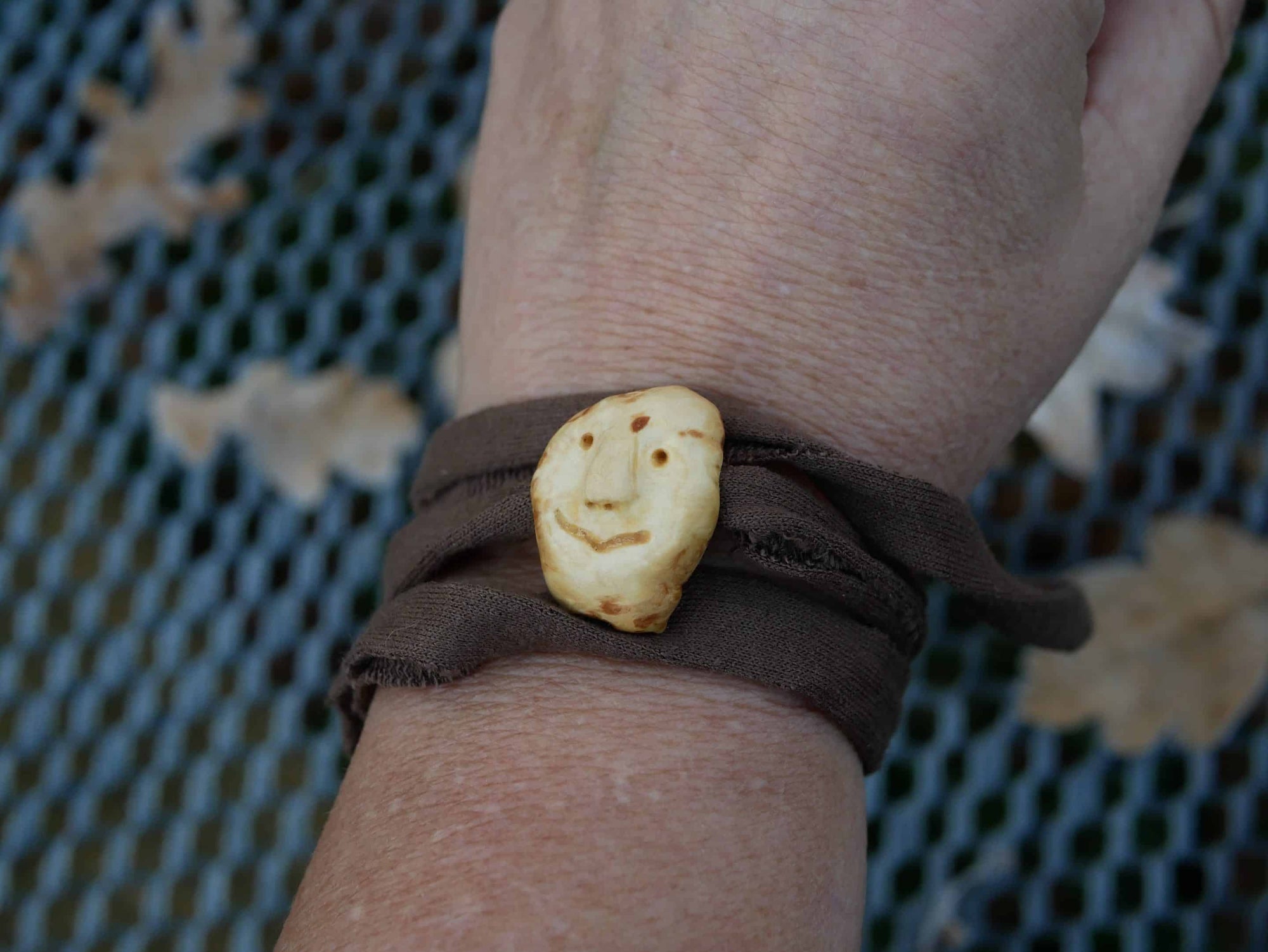 Wickelarmband mit Baumperlen Wichtel