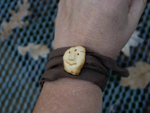 Wickelarmband mit Baumperlen Wichtel