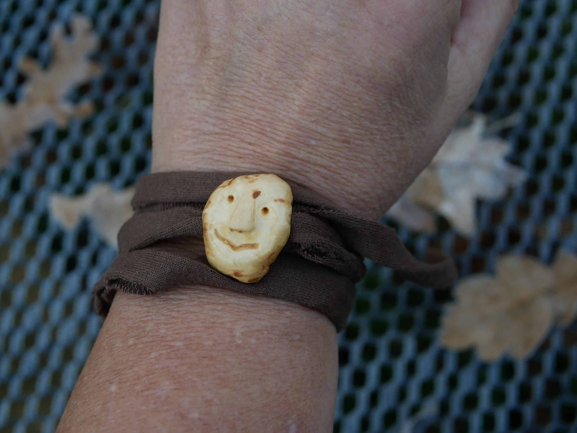 Wickelarmband mit Baumperlen Wichtel