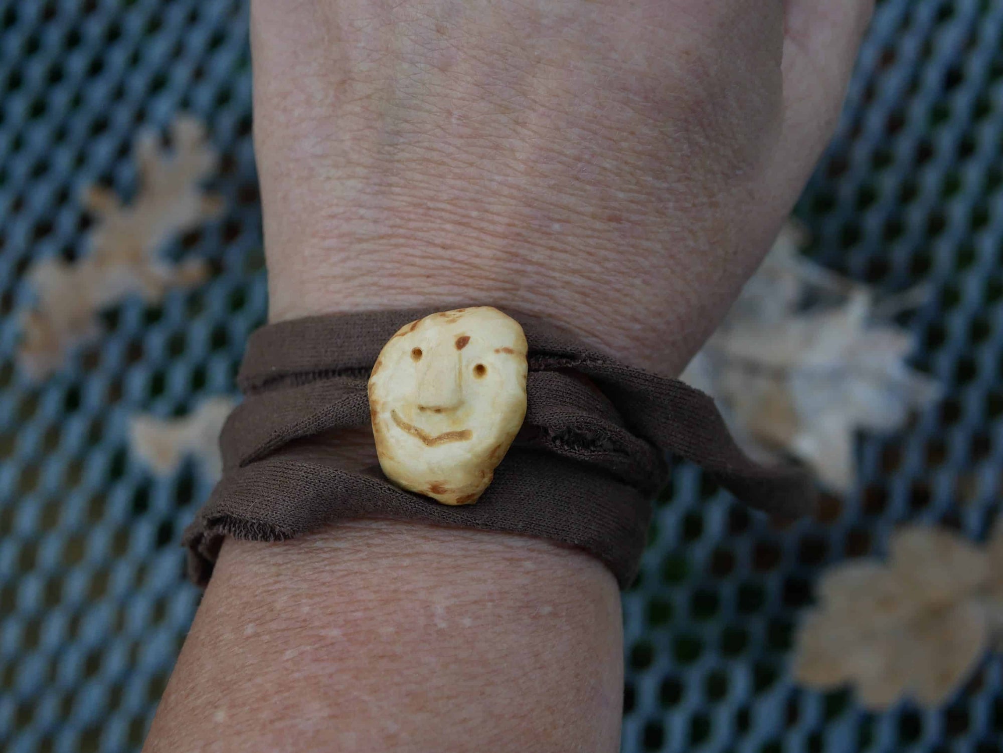 Wickelarmband mit Baumperlen Wichtel