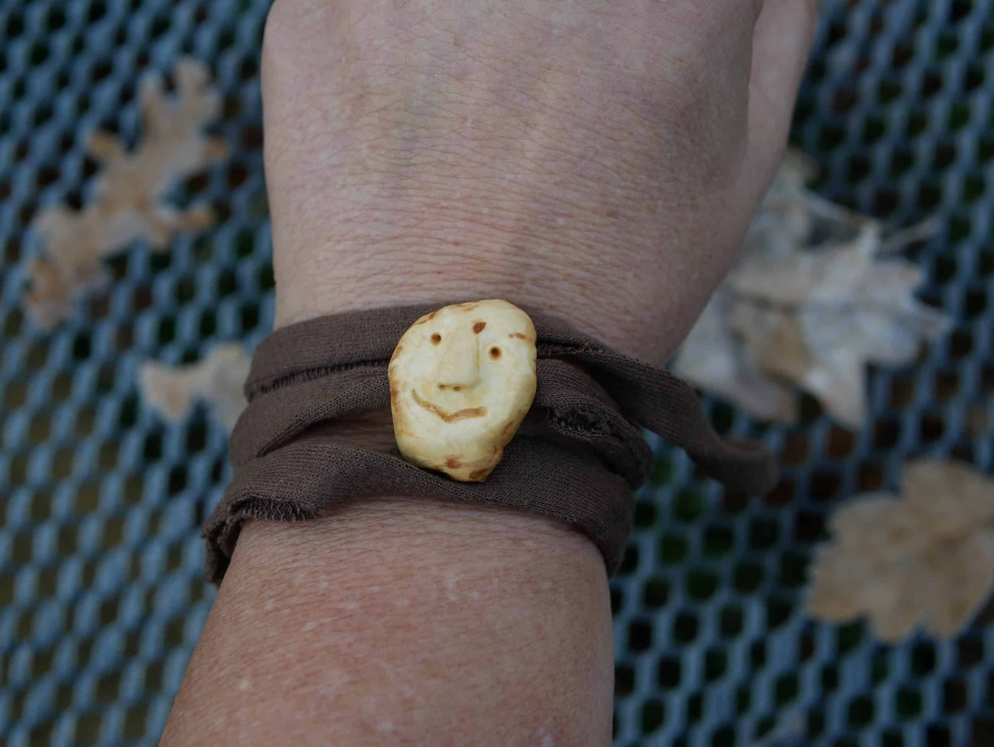 Wickelarmband mit Baumperlen Wichtel