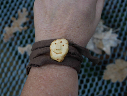 Wickelarmband mit Baumperlen Wichtel