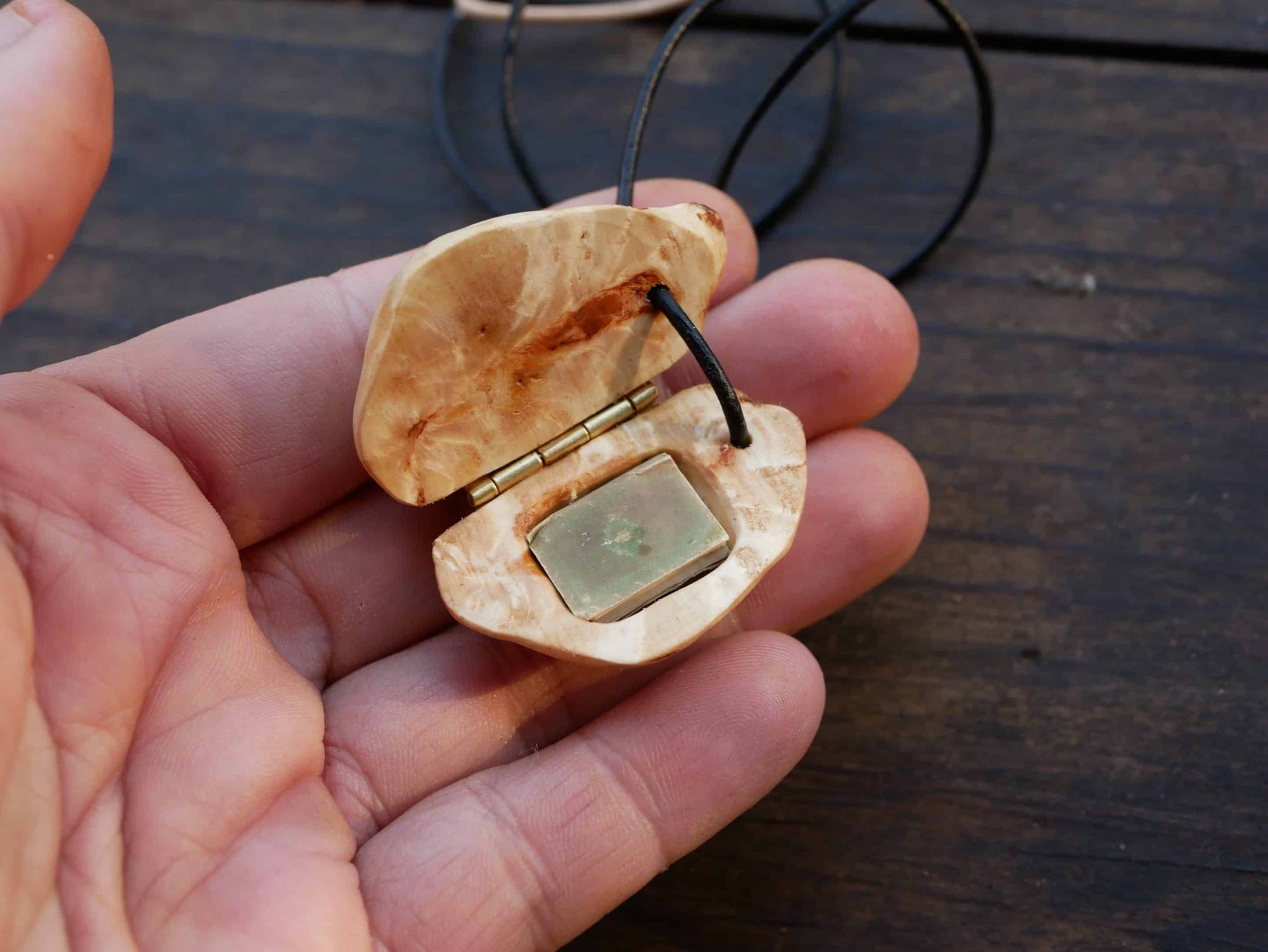 Medaillon aus Baumperle mit Büchlein